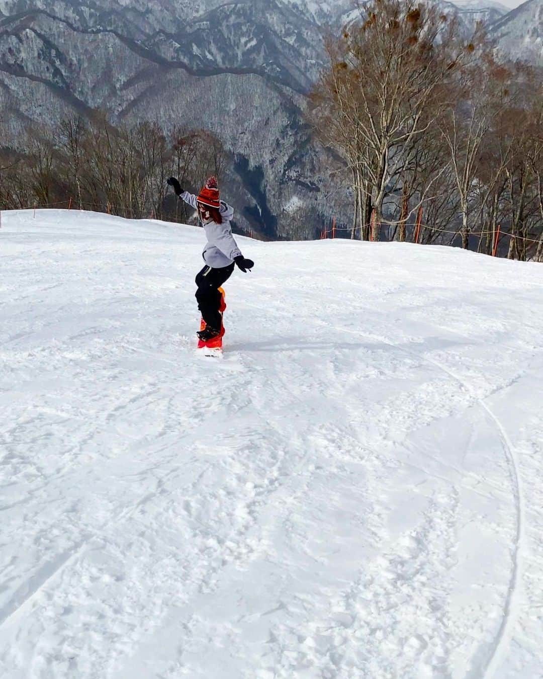 三宿菜々さんのインスタグラム写真 - (三宿菜々Instagram)「. やっとピーカン😭 ありがとう太陽！🌞🌞🌞  #snowboard  #視界良好 #汗かいた」3月6日 0時25分 - mishuku_nana