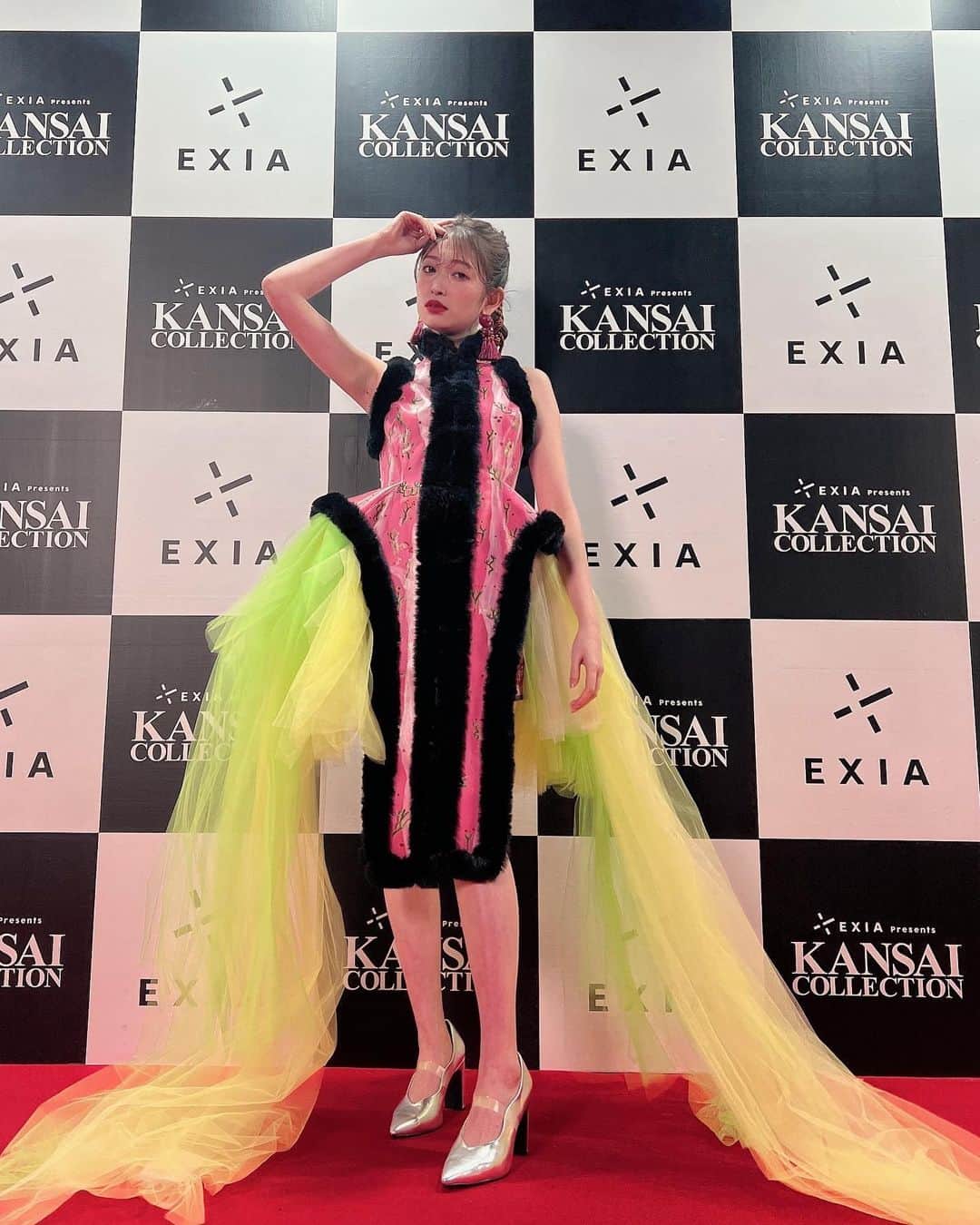 吉田朱里さんのインスタグラム写真 - (吉田朱里Instagram)「#関西コレクション ありがとうございました💕 . 2ステージ目は EXIA Presents KANSAI COLLECTION THE BRILLIANT RUNWAY2 . とっても素敵な衣装で ラストを歩かせていただきました👯‍♀️ . うちわ、ボード たくさん見つけたよ❤️ ありがとうー💗💗 . 久々のスポットライトは やっぱりテンションが上がりますね😘 . めちゃくちゃいきらせてもらいましたww でも、チュールを踏んじゃって すってんころりんしそうになったのを必死に誤魔化したのはここだけのお話です🤫🤫🤫 . #カンコレ」3月6日 1時01分 - _yoshida_akari