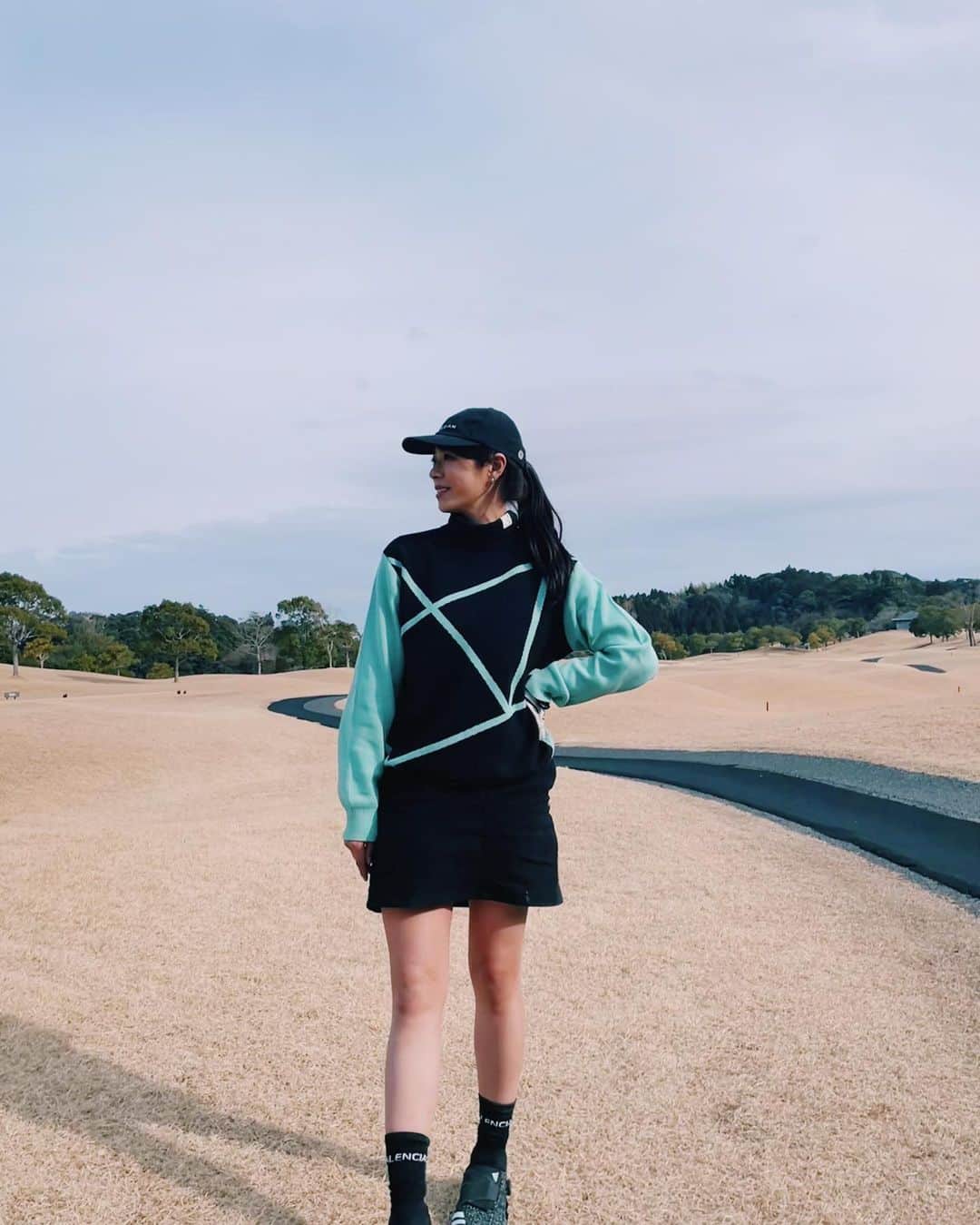 わちみなみのインスタグラム：「ゴルフ⛳️ 一緒に行けるお友達増やしたくて 周りの女の子がはじめてる👩✨  ドライバー、調子が良いと200ydぐらい 飛んでくれて楽です！🥺  しかしグリーン周りもしっかり苦しみました。 打ち上げは結構ダフってしまう😮‍💨  また楽しくやりたい、、 帰り道もずっとゴルフのことを考えています。 ゴミ箱とかがあったらアプローチ練習したい⛳️ @harajukugolf_academy (いつもありがとうございます)  うわぁ全然やんと ラウンド中は結構方言出てしまう笑  ウェアは @tangram_tokyo @obsidian_jp  @jackbunny_official  アイシーカラーでかわいい👗✨  #golf #golfswing #ゴルフ #ゴルフウェア　#골프웨어」
