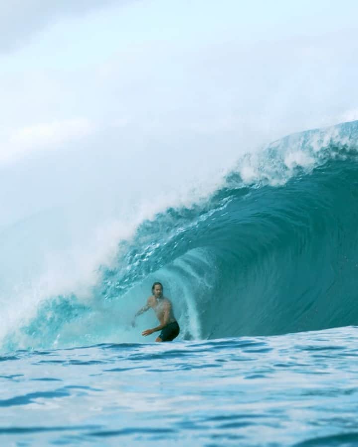 ジョーディ・スミスのインスタグラム：「A wave of a lifetime, a busted toe and more in the latest episode of Silver Linings. After 2 years, I was so excited to get back to Hawaii and set up shop but the universe had different plans. Hit the link in bio to watch episode 6 now. ✌🏾  @oneillusa @oneilleurope #oneill」