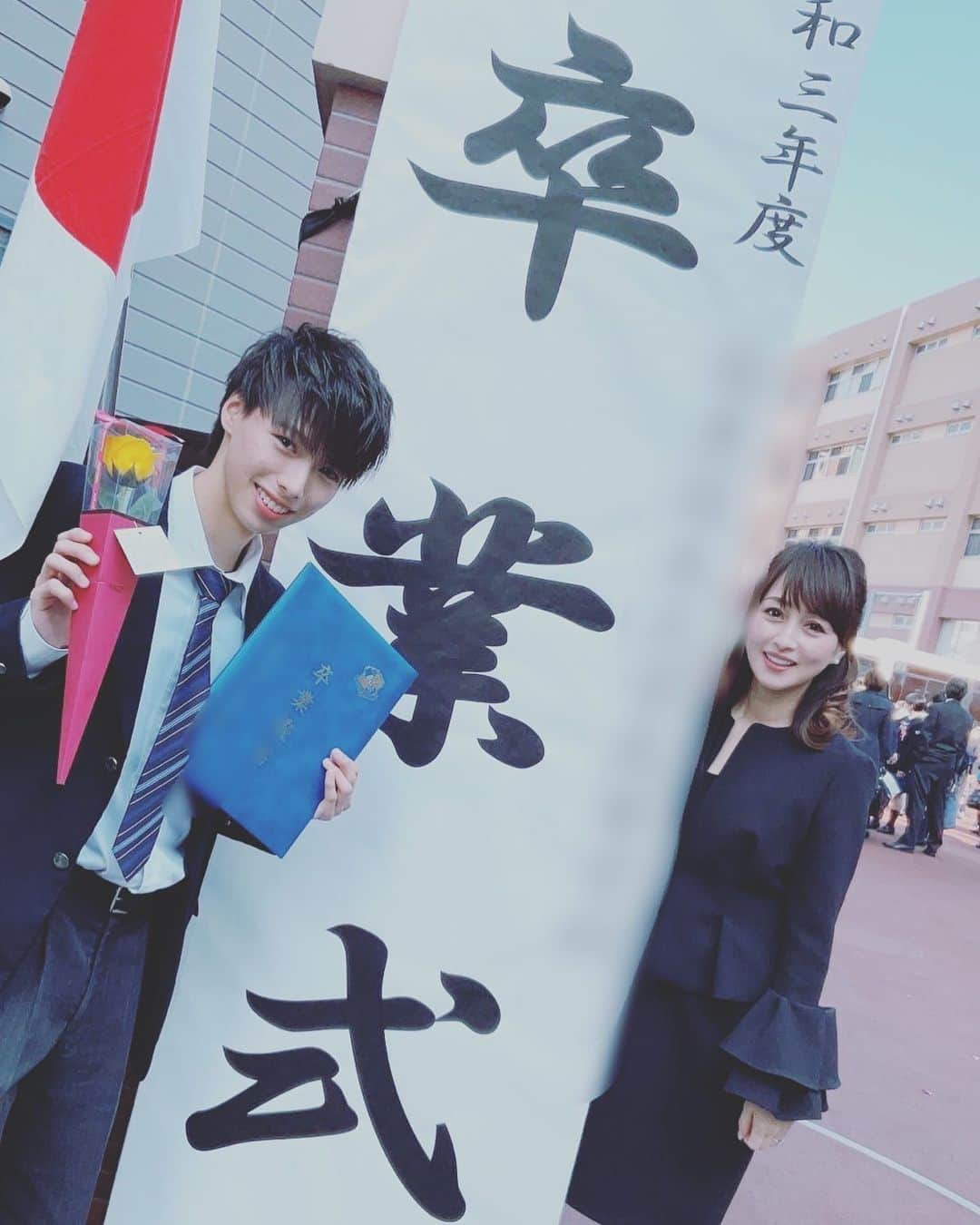 渡辺美奈代さんのインスタグラム写真 - (渡辺美奈代Instagram)「卒業式　  長男が中学からお世話になりすれ違いで次男くんまで 12年間 ありがとうございました😊  #高校卒業  #12年間ありがとう  #親子ショット」3月6日 12時41分 - watanabe_minayo