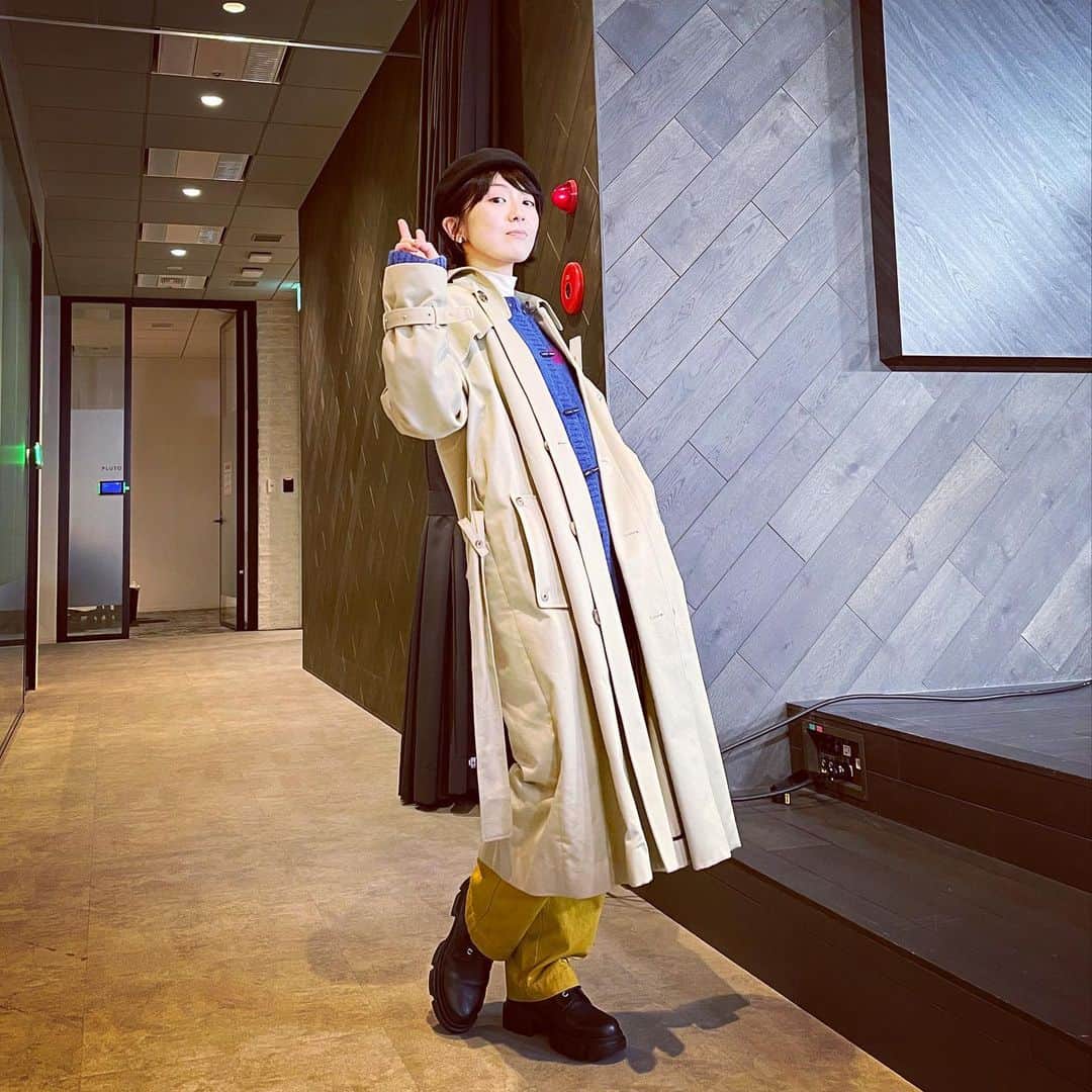 熊木杏里のインスタグラム：「『熊木杏里20th Anniversary Live  "今日からの歌"』  今日まで、そして明日から。 拓郎さんのような気持ちで。  2022年5月22日（日）  開場 16:00 / 開演 17:30  【会場】東京国際フォーラム ホールC  👶未就学児も膝の上着席で可です✨✌️  モバイル先行が明日いっぱいまで。 ホームページ、Twitterから 配信チケットもあります。  お子さまと参加もお待ちしております。 ご自宅からも 応援よろしくお願いします。  赤いボタンと配線の存在感が強い背景の写真を添えて🤳」