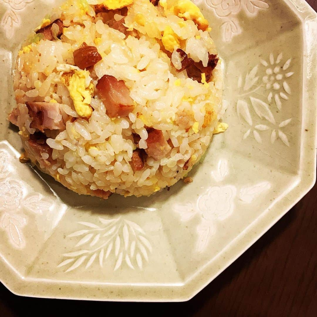 志摩有子さんのインスタグラム写真 - (志摩有子Instagram)「お昼は焼き豚入りのチャーハン。家炒飯はしっとり系が好き。カブと胡瓜と搾菜のサラダと。日差しは明るいけれど今日は寒い。  #チャーハン #炒飯 #アリコ飯店」3月6日 13時19分 - ariko418