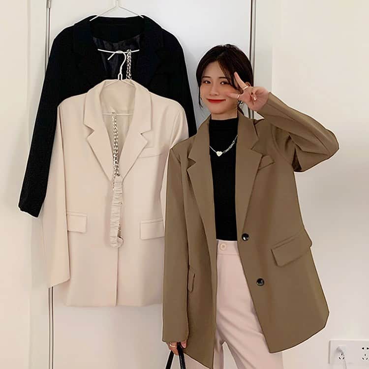 runningpiggy0522のインスタグラム：「オシャレ ショートコート ジャケット 3タイプ ・ ♥送料無料【3499円】 ♥商品番号【RPW202071】 ♥自己紹介のウェブでご購入頂けます♥ ・ ・羽織るだけでスタイリッシュに決まるジャケットはお気に入りのアイテムになること間違いなし👍 ・幅広いシーンに使える-サッと羽織れば、上品なレディに変身しちゃう❤ ・ ・ #ブルゾン #ジャケット #アウター #コート #トップスコーデ」