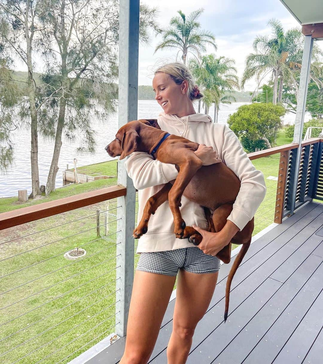 エマ・マッケオンのインスタグラム：「Weekend at the lake with my big baby 🐶」