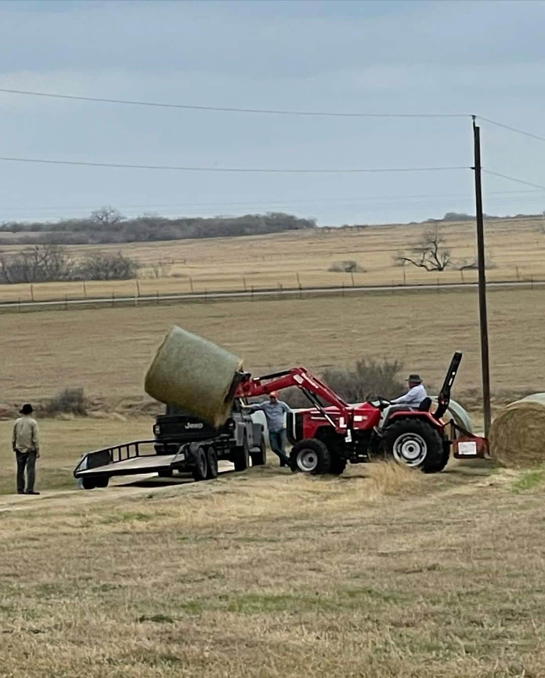 スコット・ノートンのインスタグラム：「Neighbor Judge Ciro picking up a few round bales #farmlife #smalltownusa #rungetx #scottnorton」