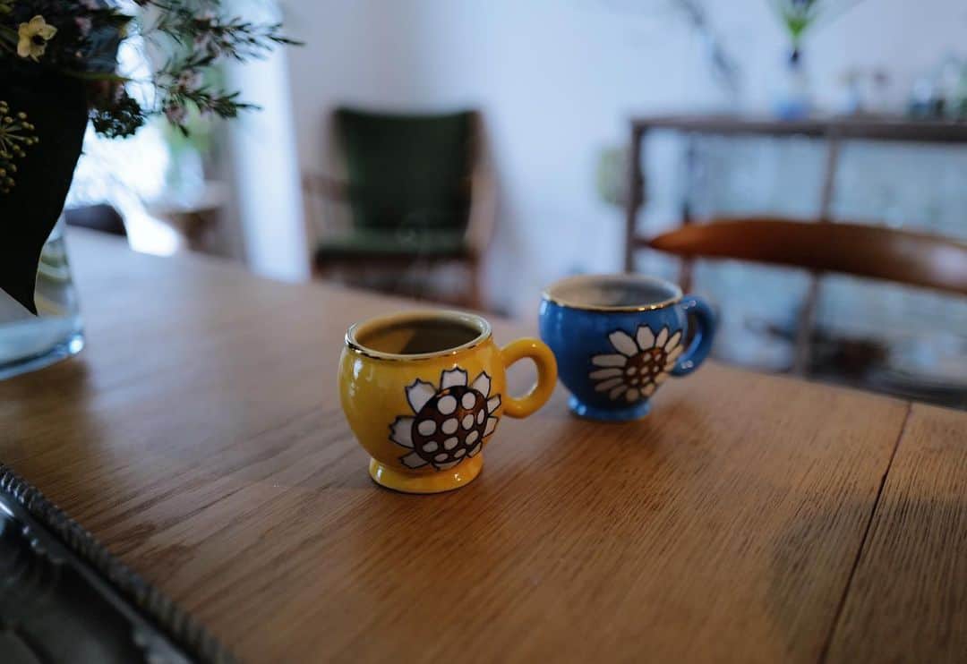 高山都さんのインスタグラム写真 - (高山都Instagram)「我が家にふたつの黒猫ちゃん🐈‍⬛🐈‍⬛ @otter_potter_ceramics というイギリスのブランドのもので、陶器で作られたポットとクリーマー。 ひとつひとつ手作業で作られています。 茶目っ気があって、お部屋にあるだけで可愛い。 こんなアイテムでお茶できるなんて！楽しすぎ！ そして、黄色とブルーのカップは #根本裕子 さんの作品 @sanzoku_shokki  インテリアスタイリストの石井佳苗さん @kanaeishii_lc のPOPUP #catandme が伊勢丹本店2Fで開催されていて、昨日の午後行ってきました。 友人のおうちに遊びに行ったような感覚になれる佳苗さんがつくった世界観が可愛すぎて、あれもこれもと欲しいものが沢山な場所でした。 シャインズたちも３匹しっかり店番してましたよー。 そこで出会った可愛いモノたちのおかげで、うちに少しの毒っ気とキュートさが加わりました。 おうちに少しずつ増えていく愛しいものたち。」3月6日 7時34分 - miyare38