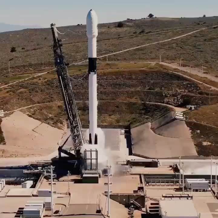 アン・ユジンのインスタグラム：「Impressive Drone shot of Falcon 9 launching and land this is tech   #occupymars  #Marscommunity #spacex」