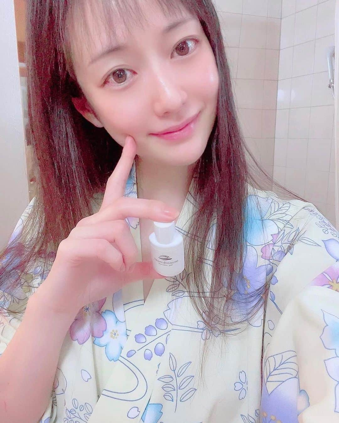 吉山りささんのインスタグラム写真 - (吉山りさInstagram)「🥰 温泉上がりに小さいサイズのステムボーテ💕  お泊まりの時もこれ1本で肌が整うのは嬉しい✨  @stembeaute_shop   #すっぴん #美肌ケア #美肌になりたい  #美肌 #時短  #これ1本  #ステムボーテ  #stembeaute  #美容  #化粧品  #基礎化粧品 #40代  #アラフォーママ  #アラフォーメイク  #アラフォー   #吉山りさ #モデル #フリーモデル #浴衣 #温泉女子  #温泉旅行  #温泉  #撮影  #👘 #japanese  #お風呂上がり   できるだけ荷物少なくしたいのだ🧳」3月6日 8時19分 - oreorerisa