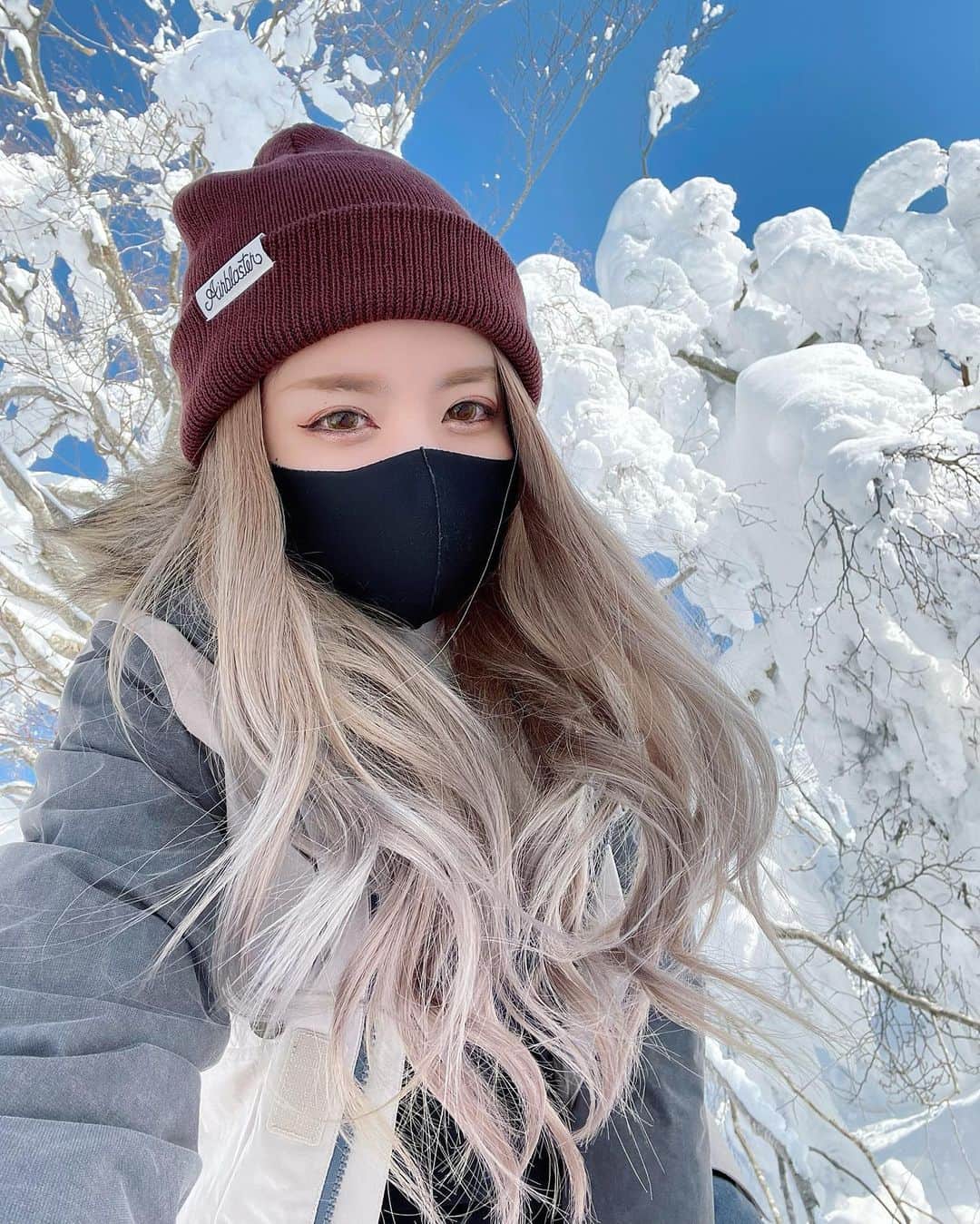 REINAのインスタグラム：「2月に行った蔵王☃️ 晴れてて樹氷も綺麗で最高でした！ 今回はビンディング破壊☃️ . . . . . #時間差投稿 #スノーボード #スノボ #スノーボード女子  #スノボ女子 #山形 #蔵王 #雪遊び #ゲレンデ #樹氷」