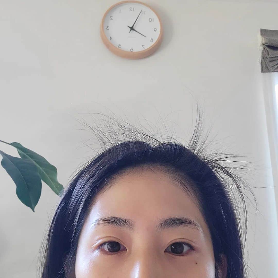 本仮屋リイナのインスタグラム：「おはようございます⛅ 今日12時から Abema的ニュースショーにおじゃまします☺️ 前髪もやる気いっぱい起き上がってます💪💪  #寝癖ピンと立ち上がリイナ #Abema的ニュースショー」