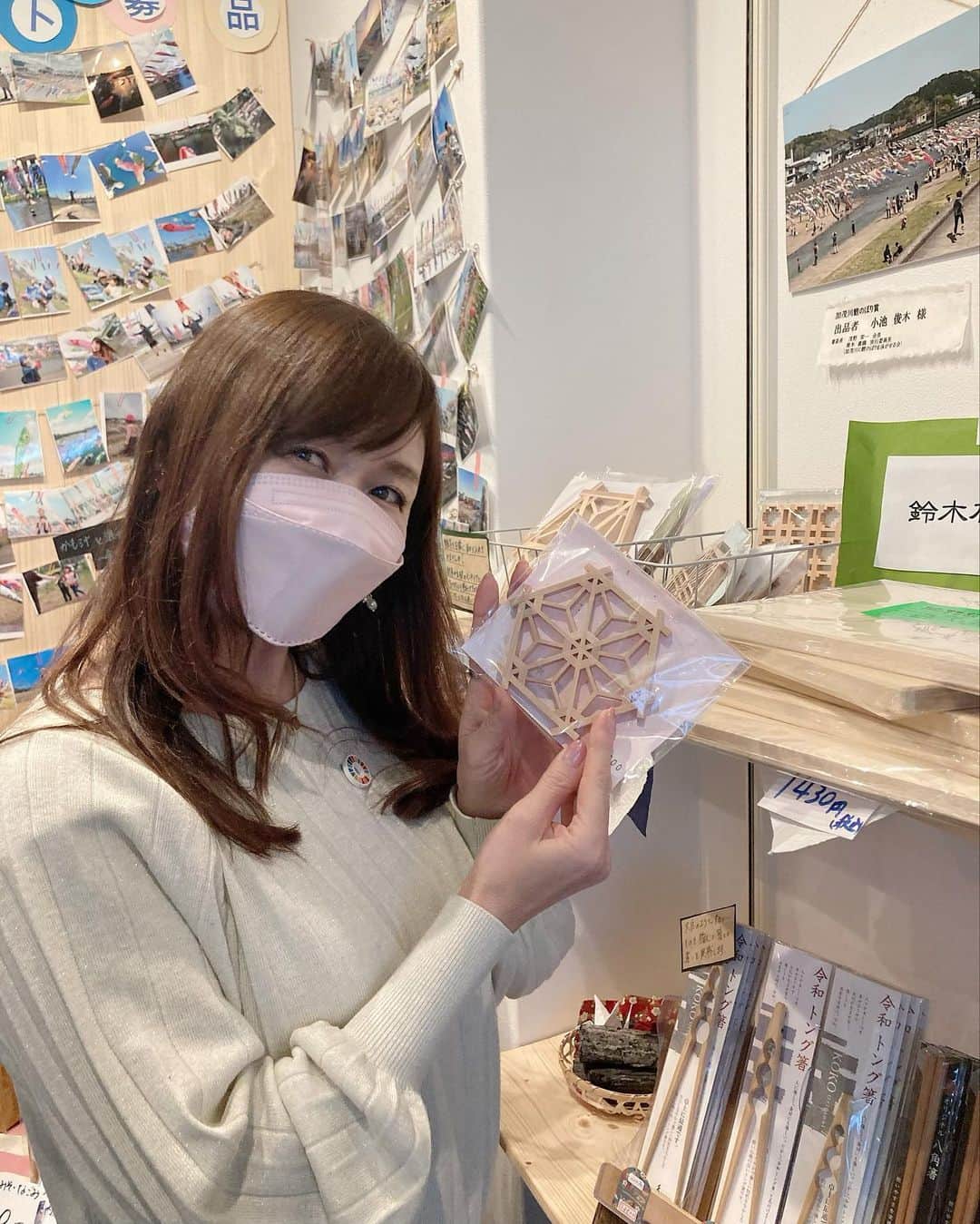 石塚かおりさんのインスタグラム写真 - (石塚かおりInstagram)「#新潟再発見#街歩き#加茂市  商店街の一角の老舗お料理屋「山重」さん。 この日は3月3日ひなまつり。 歴史ある佇まいも、女将の振る舞いも、小京都の名の通り、心から癒されました。 ほんとに素敵だった。 （お写真1〜4枚目）  加茂市といえば加茂川の鯉のぼり。 それを応援するためにできたお店「こいて」さん。 （お写真5〜9枚目）  加茂の魅力を発信するためにと、熱い想いの永山社長。 この日、加茂を案内してくださった、ブラニュー水曜日提供の皆川製作所曽根社長といい、加茂市には情の深い素敵な方が多い。（お写真9枚目）  まだまだ新潟奥が深い。  いつか、あなたの街にも、おじゃまさせてくださいませ。  #新潟観光#新潟街歩き#商店街#老舗#ランチ#加茂市ランチ  #加茂市カフェ#新潟カフェ#和スイーツ#ひなまつりごはん  #新潟スイーツ#美味しかった #ひなまつり#雛人形 #鯉のぼり#桐箪笥#和菓子 #桃の節句#端午の節句 同時に楽しめた笑 #石塚かおりのBrandnewday #ブラニュー 番組にメッセージをくださるあなたが#番組リポーター #新潟大好き#新潟愛#新潟放送#アナウンサー#石塚かおり」3月6日 9時25分 - kaori_ishizuka413