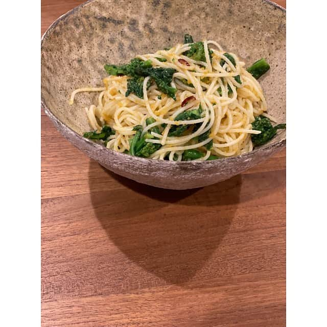 辺見えみりさんのインスタグラム写真 - (辺見えみりInstagram)「昨日はゆっくり お家ごはん  トマトのカプレーゼ カジキの唐揚げ クレソンとしらすサラダ 2枚目は、 菜の花とからすみのパスタ  #em食堂」3月6日 9時47分 - emiri_hemmi