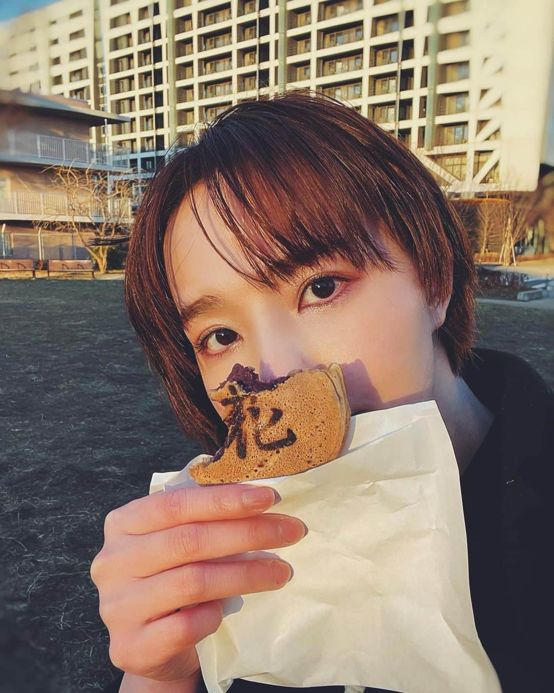 真鳳つぐみさんのインスタグラム写真 - (真鳳つぐみInstagram)「ふいに食べたくなる。 味はやっぱり"花"（小倉）☺️✨  Have a nice holiday.  #撮る前に食べちゃった  #花 #パケ買い #っていうのかな #ほっこり #幸せ」3月6日 10時40分 - mahotsugumi