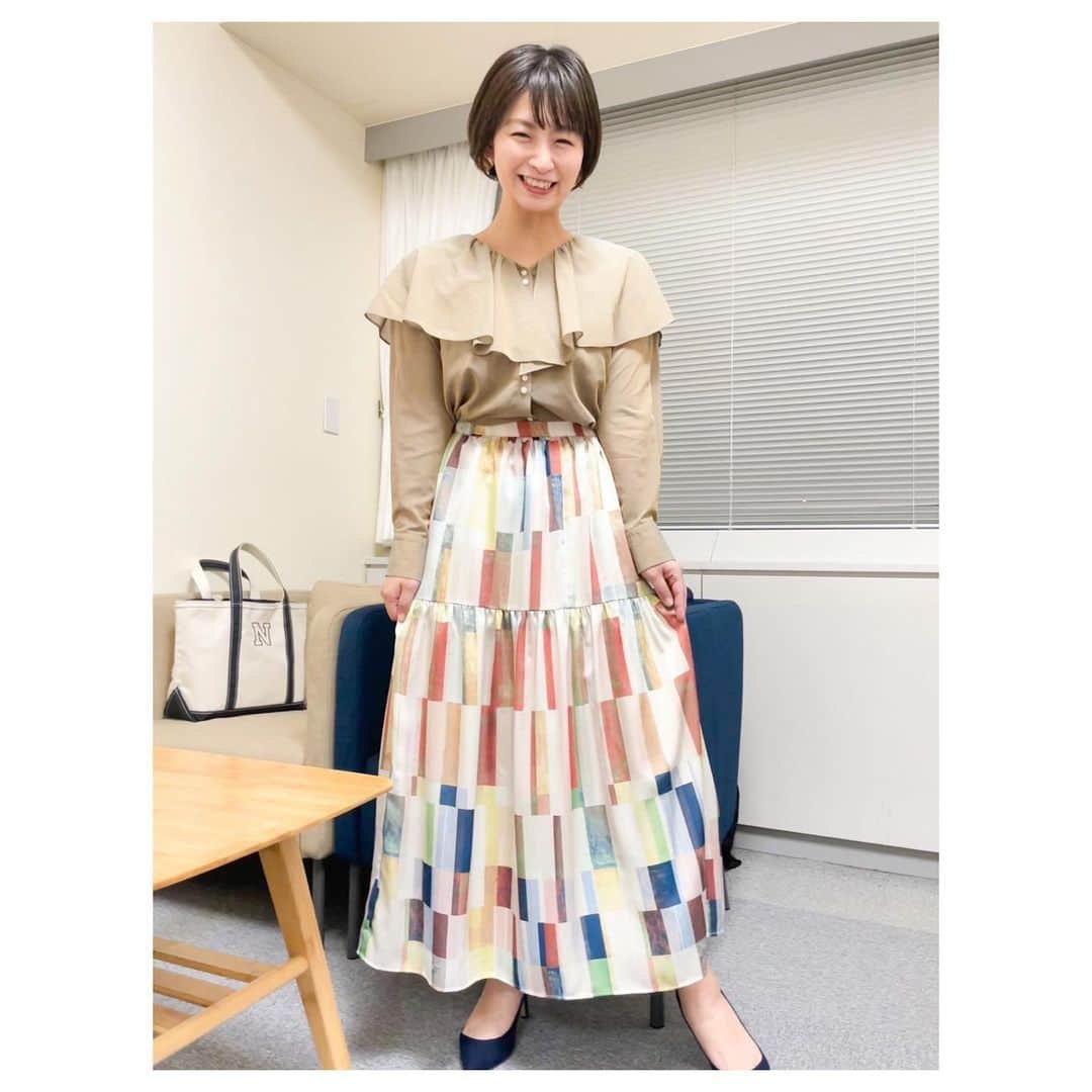 のインスタグラム：「昨日のみんなでlive予想会🏇有難うございましたっ！  岡安キャプテン、服部アナ、競馬エイトの津田さんと弥生賞ディープインパクト記念予想からの買い目悩みにコレコレぇ〜っ🥺と心地良さを感じた🙏（どこで感じてんねん）  買い目を特に悩みましたね！ 小頭数ながら、だから、買い方も悩んだけどスッキリした気がする🙆‍♀️❣️  ここから進んでいくクラシック戦線 見逃せませんし楽しみすぎますね！ ワクワクする〜！！  あと馬券的には大阪城ステークスもありますし、先週当てた勢いで今週も当たりますように〜🤩🙏🌸  そして衣装も春らしくって！ 襟付き大好き！このブラウスは（ @lhelbie_official ）肩まであってデザインもドンピシャでした😭💘  スカートも（ @lhelbie_official ）色が鮮やかでどタイプ...💘 珍しい柄を見るだけで気分が明るくなっちゃいます🥰🌸  なので分かりづらいけど すこーしオレンジ系のメイクをしてみた✌️  それに合わせてピアス（ @anemone_official ）もオレンジ系にしてくださってきゃわぁ😭でした👏💕  春だし明るい服買おっかな🎶 馬券当てて...買えたら...いいな...←  #カンテレ競馬 #競馬 #YouTube #弥生賞 #ディープインパクト記念 #衣装 #ブラウス #スカート #kose #アクセサリー #ピアス #anemone #楽屋でパチリ #私のカバン #チラリ #llbean #どでかいN #最近買ったよ」