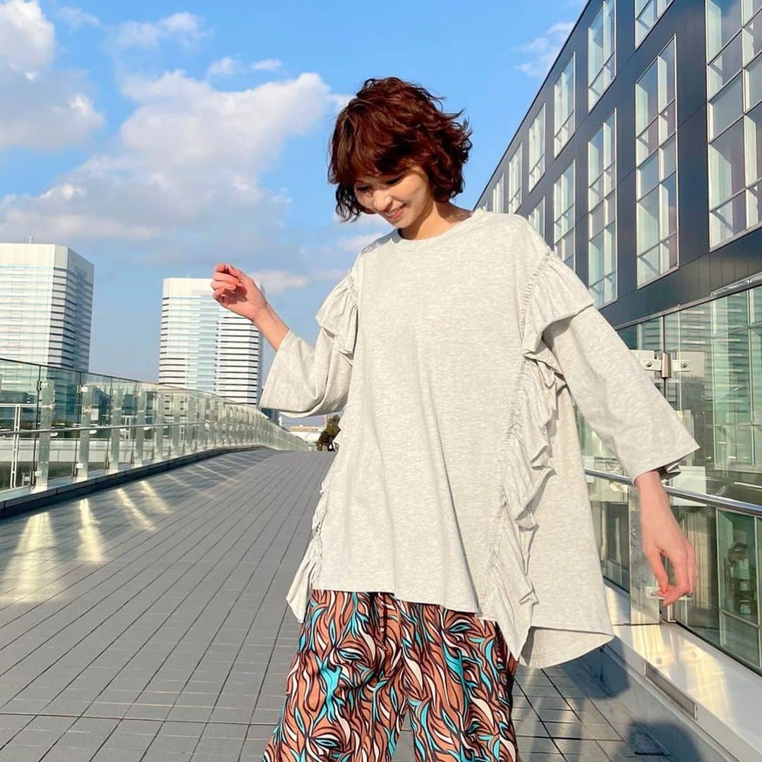 森下紀子さんのインスタグラム写真 - (森下紀子Instagram)「. ➪3月7日月曜） AM 9:00〜 OA @qvc_japan  @lambyrizo_official_   【バックギャザーボイルシャツ】  絶妙な透けすぎない 大人のシアーシャツ  前はシンプル 後ろはゴム入りシャーリングで たっぷりギャザーで女性らしく  春らしい綺麗な色味で 気分の上がるボイルシャツです  お色は3色 ☞︎ダスティピンク ☞︎ダスティグリーン ☞︎ライトベージュ  【リーフバティックイージーワイドパンツ】  大好きな柄パンツは バティック柄にリーフをミックスした オリジナルデザイン  凹凸のある麻調素材で 脚のラインが綺麗に見えるよう 拘ったセミワイドシルエット  コーディネートのアクセントに 1枚あると大活躍してくれるパンツです  お色は2色 ☞︎ネイビー ☞︎ブラウン  【ギャザーフリルオーバーTシャツ】  サラッとして 着心地の良いコットン100%  裾に向かってVラインの大きめフリルが 甘すぎずカジュアルすぎず 1枚で華やかなオーバサイズのTシャツ  お色は3色 ☞︎メランジグレー ☞︎ダスティピンク ☞︎チャコール  ☘︎︎3月7日 0時〜 プロフィールのリンクからも購入可能 . #Lambyrizo #qvcジャパン  #ランビリーゾ #バックギャザーボイルシャツ #リーフバティックワイドパンツ #フリルオーバーTシャツ」3月6日 11時23分 - noriko_morishita_