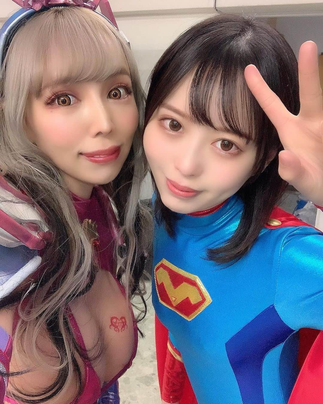 霜月るなのインスタグラム：「こないだGIGAさんの撮影でした✨ この衣装ゎメーカーさんの衣装係さんの手作りなの💕💕 すごいよね✨✨✨素敵すぎる🥺🥺💕 二役演じたよん❤️ 悪役やけど🤪 とりあえず、、、すごく大変な撮影やったし、アクションもあったり大変やったけど無事に撮影終わって一安心🤣✨ この日ゎ天馬ゆいちゃんと共演したよう❤️❤️ #撮影#giga#アクション」