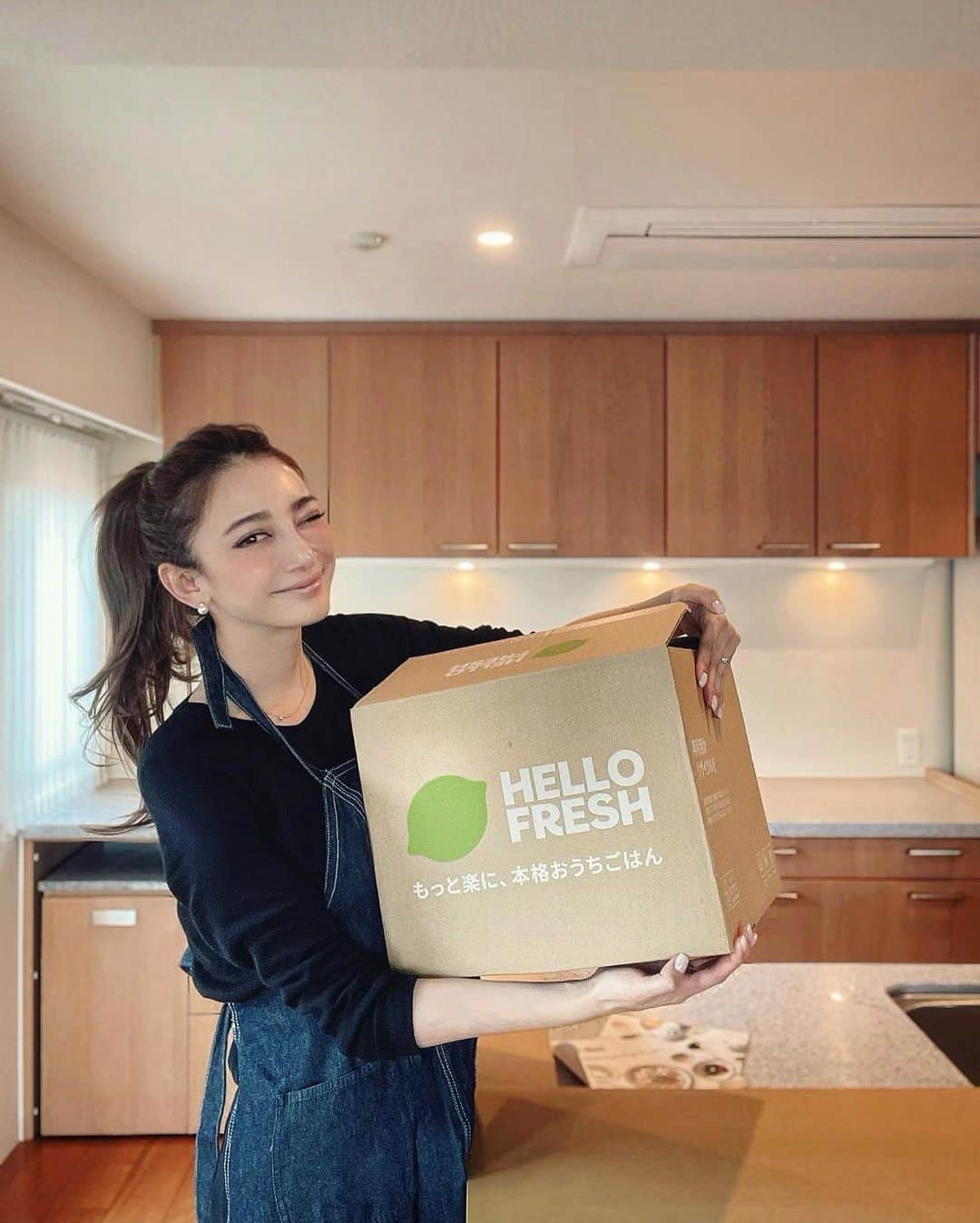 里海のインスタグラム：「HelloFreshはドイツ発の フードテックカンパニー  @hellofreshjapan  日本人に馴染み深い定番メニューだけでなく世界の料理など他サービスにないレシピがありますよ🥰  必要な材料が必要なだけ届くから、 献立や買い出しの手間要らず 注文はいつでもスキップ・解約可能 毎週8種類のレシピが登場、 常に新しい味に出会えますよ✨  人数分ぴったりの食材をお届けするので、 ムダなく使いきれます⭐️ 食品ロス削減にも貢献😉  割引コード　「HELLOSATOUMI」で  初回注文で最初の2箱が合計5,000円引きに なりますよ⭐️  ご家族やお友達の喜ぶ顔を想像しながら レシピカードの手順に沿って簡単料理🍴 新鮮食材で楽しくごはん作りしてみてくださいね！  もっと早く出会いたかった…  #ラクちんご飯　#簡単ご飯　#hellofresh #ハローフレッシュ #ハロフレ #ミールキット #おうちごはん #ad」