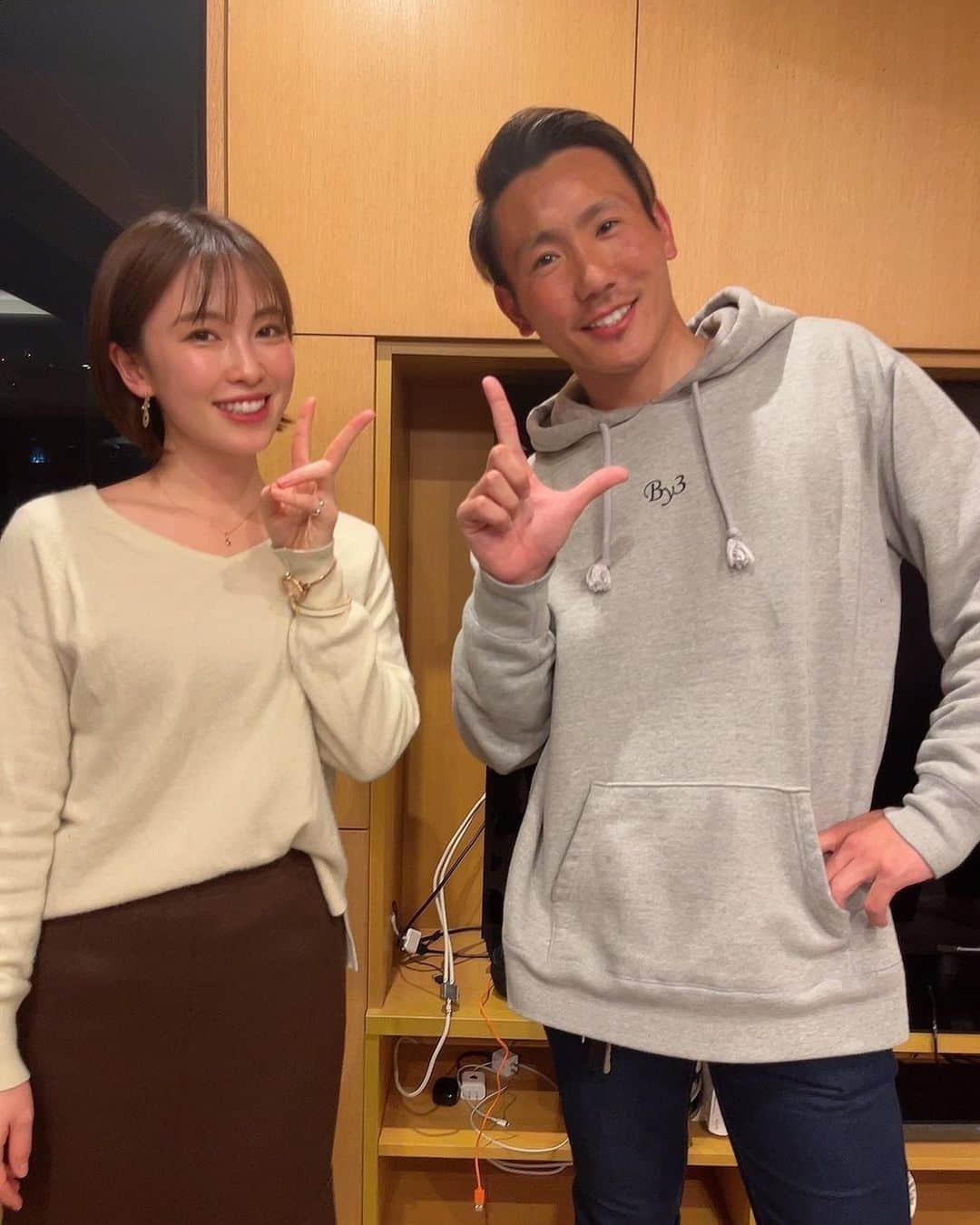 たかのインスタグラム：「. はい。みなさんバチェラー4でお馴染みの、のんちゃん🌹初めまして〜♪かと思ったらまさかの面識あり😂実はのんちゃん日体大で俺の後輩。ほんでのんちゃんから「実はたかさんと関わり合ったんですよ！」と一言。 日体大のころ部活で疲れた身体をのんちゃんにストレッチしてもらってたの忘れてた。なんてことあるわけないやん！！ って感じで1枚パシャリ🌹 #バチェラー4 #のんちゃん #後輩 #忘れてへんで #思い出さされたとき #顔面から #火が出るほど #恥ずかしかった #なんてことあるかい #YouTube #出てもらうか #縦社会 #レッツゴー #日体大」