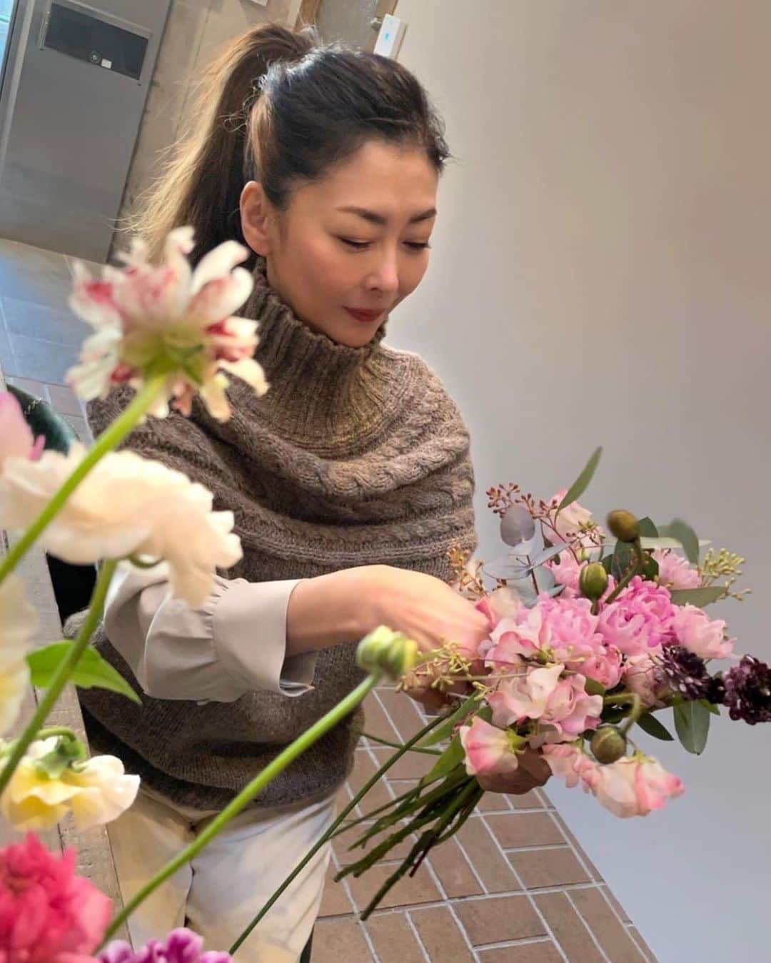 中山美穂さんのインスタグラム写真 - (中山美穂Instagram)「.  素敵なフローリストの方に フラワーアレンジメントを教えて頂きました。  自分でブーケを束ねたのは、 子供の頃にシロツメクサなど 野花を手のひら分に集めて以来。 小さな野花は今でも大好きです。  今回は大切に育てられた華麗な お花たち。 気持ちは昂まるも、 本格的なものには緊張しますね。  私は何かに集中している時の自分が なんだか好きです。 楽しくてどうしようかと思いました。  いざ自分で束ねてみて…  今まで頂いたり、 これから出会うブーケが、 フローリストさんやいろんな人の手に優しく触れられて、 その温もりごと受け取るのだなと。 贈る場合も微笑みが倍増するような 気がします。  心に花束を。  @beebien.fleuriste  教えて下さった、なおえさん、前田さん、 ありがとうございます。   #フローリスト  #フラワーアレンジメント   #パンジー  #ラナンキュラス  #アネモネ   #春のお花」3月6日 21時44分 - _miho_nakayama_
