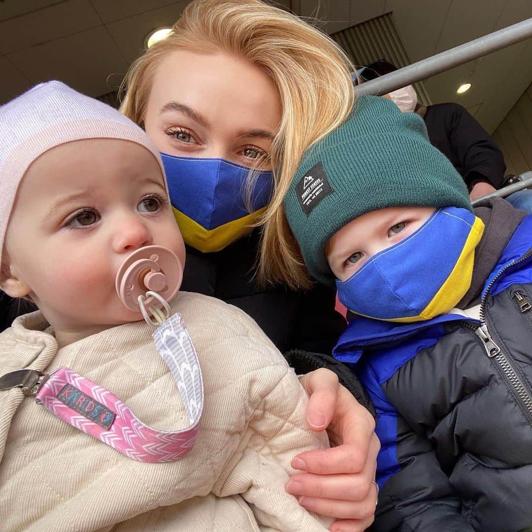 リアノン・ランゲラック（ミッチェル・ランゲラックの妻）のインスタグラム：「Living life as normal seems so strange right now considering what is happening in the world. So many people are suffering right now I wish there was more we could do 🇺🇦💛💙」