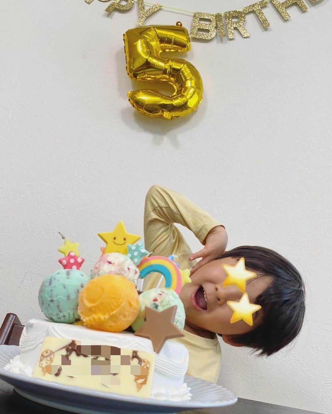 結花子のインスタグラム：「息子5才の誕生日💜 自分の産まれた時のビデオを観たいと初めて言い出したので、誕生日パーティーの合間にビデオ鑑賞🙃 いざ見てみると、産まれたての自分が恥ずかしいのか、苦しんでいる私に戸惑っているのか、ニヤニヤ笑いながら目を背けて早くケーキ食べよーよー！！と言い出す息子。 その隣で、その日の事を思い出して大号泣する夫。 なんとも変な光景でした😥 . ケーキは息子リクエストでアイスケーキに♡ お誕生日プレゼントは、じいじばあばから念願のswitchが😍 そしてお父さんからはマリオパーティーとマリオカートのソフト✨ お母さんからは最近時計が読めるようになったので腕時計を✨ . ケーキの後、マリオパーティーで大盛り上がり☺️ 私がプレゼントした時計はもう忘れ去られている。。。😭笑 . #息子　#5歳　#お誕生日　#おめでとう #happybirthday  #love #myson #cute」