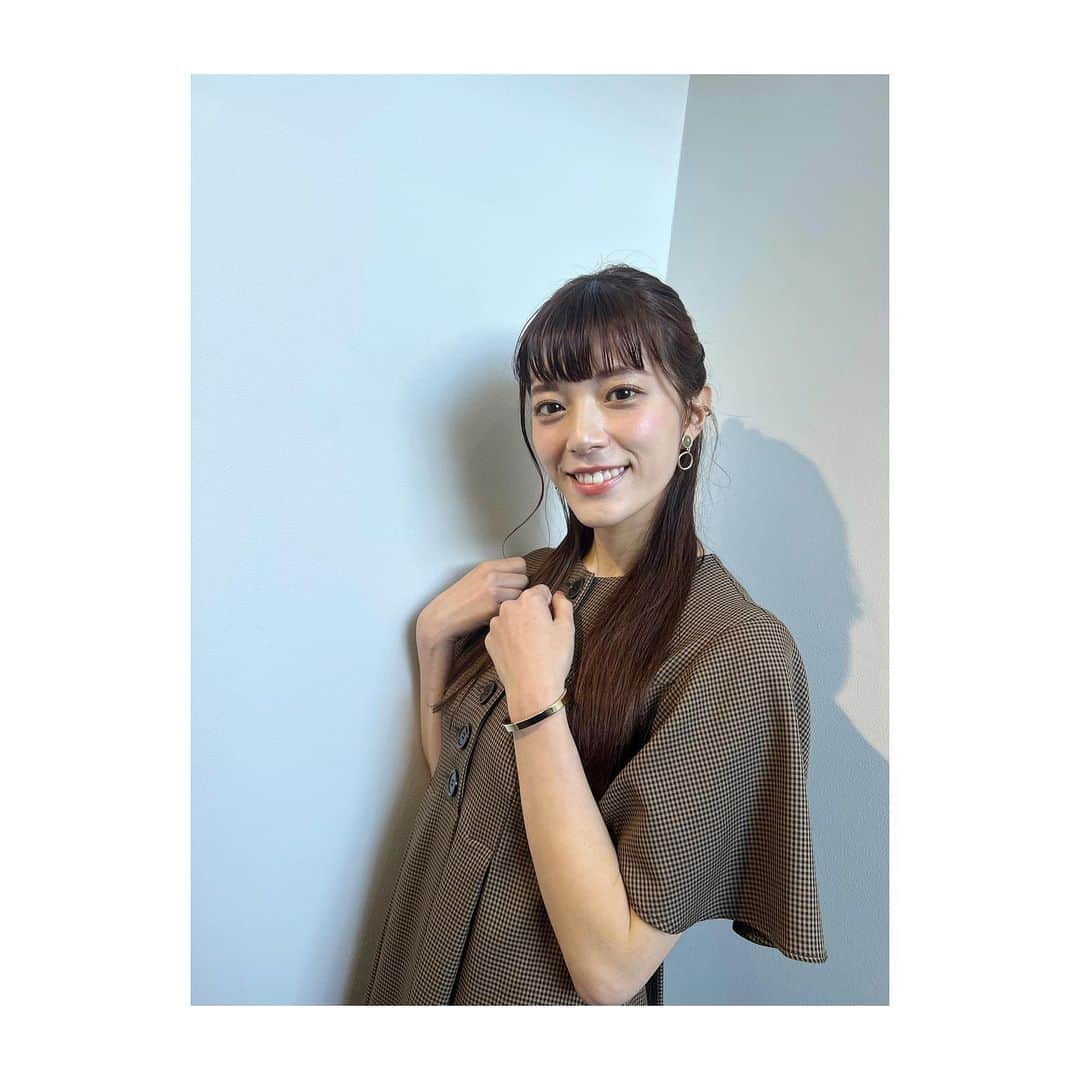 のインスタグラム：「* #三谷の衣装 🏇 大ぶりのバングルと 緑がアクセントになるピアス🟢 スタイリストさんが用意してくれたものの中から アクセサリー選びも楽しいです❤︎ * #ootd#ootn#outfit#衣装#洋服#お洋服#アクセサリー#accessory#ジュエリー#jewelry#バングル#bangle#ピアス#pierce#🟢#差し色#緑#green#テレビ朝日#アナウンサー#三谷紬」