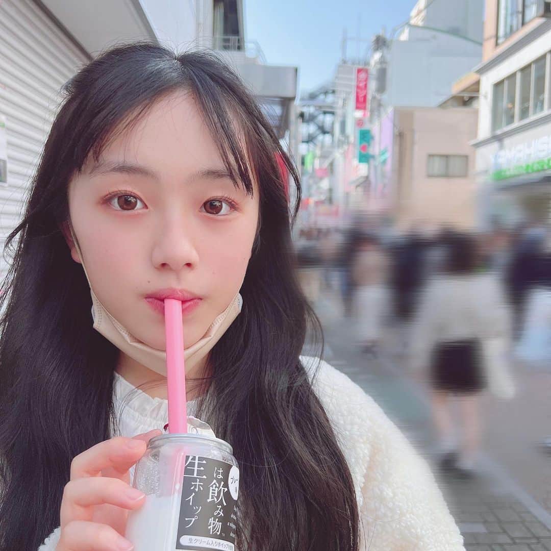 のインスタグラム：「原宿ぶらりしてきた🌷🤍  竹下通りのお店が沢山変わっててびっくりでした🌷！  そして、美味しそうなものが多くて沢山食べてしまいました🤤🤫 今日の動画で公開されているのでぜひ見てみてね👀🌷  明日は月曜日！ 春休みまでもう少しだ！🤏🌷   頑張ろうね💪！   #ひまひまチャンネル #ひまひま #原宿」