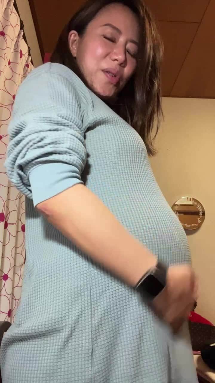 長嶺菜菜子のインスタグラム：「妊婦LIVE🤰  鉄不足とか 妊娠中の食事とか色々📣  今回、ストーリーズで鉄不足について シェアしたら、いろんな方からアドバイスや コメントをいただいたのね🙏  そのアドバイス内容や 今私が飲んでいる鉄のサプリについて話したよん。  たくさんのサプリや健康食品、 自分に合う合わないもあるし 個人差もあるし 好き嫌いもある。  けど結局は 自分の身体の状態が良くないと 栄養成分も吸収されない、ということ。  だから日頃の食事に 気をつけるのが大事。 ってのはだいたい分かるわなぁ  糖分とりすぎない、 腸の状態を良くする（発酵食品）、 とかとか。  あげたらきりないみたい😂 それをちゃんと継続できるかだよね。  何事もバランス。 そして無理ない程度に楽しく。 が私には合ってるかな。  だから、人からおすすめされたものは 取り敢えず自分で試して それで判断する。  今回もモリンガとか、 ジェイソンティーとか、 サジーとか、 ソーダムとか、 色々教えてもらったから またタイミングをみて 試してみようかなと思う🙏  ちなみに、私が今飲んでる 鉄のサプリは @lepeelorganics_official   オーガニックだから 妊婦、授乳中もOK。 もちろん子供も。  そして フェリチン鉄（貯蔵鉄）として そのまま鉄をストックできる 世界初のフェリチン鉄のサプリらしい。  しばらく続けて また変化があればシェアします。  あ、追加で記載。 栄養成分は単体で摂っても意味ないんだって。 鉄も鉄だけとっても吸収率が悪い。 ミネラル、ビタミンC、タンパク質を 一緒にとることで吸収率が上がるんだって！ 食や健康に詳しい人が周りにいて 今回は鉄不足だけでも自分が 知らないことがたくさんあって 勉強になる。ありがとう。  視聴してくださった方 ありがとうございました😊🙏  このお腹もあと3日間。 3日後には👶🏽が誕生してる☺️ （3月9日予定）  ＿＿＿＿＿＿＿＿＿＿ #鉄不足 #鉄不足解消 #鉄不足改善 #貧血対策 #貧血改善 #妊婦生活 #妊娠37週 #妊娠10ヶ月 #マタニティライフ  #沖縄生活」