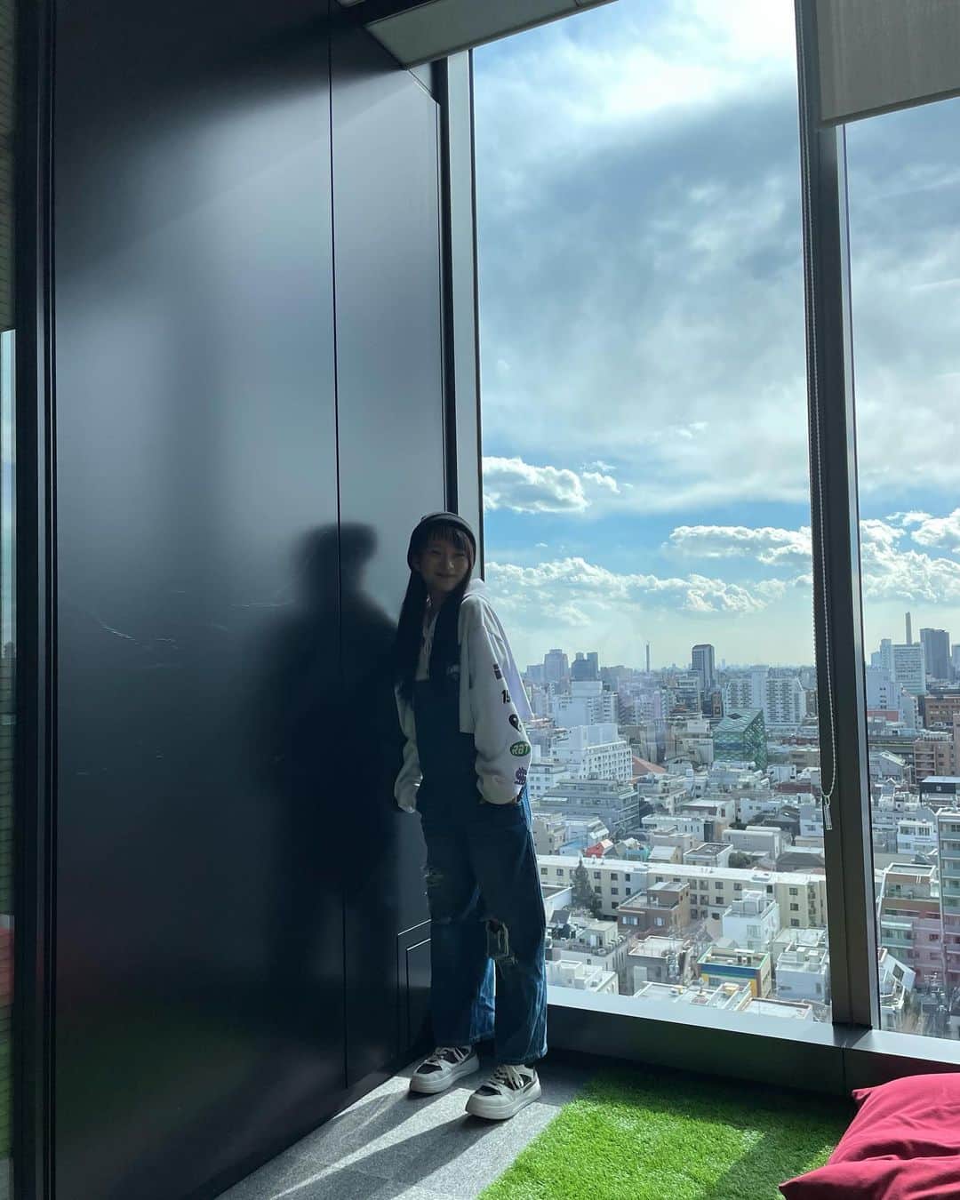 宇井優良梨のインスタグラム：「⁡ ⁡ジェニグリ2日目ありがとうございました〜！🐒🤍 今月も幸せを沢山頂けて幸せです🥺 楽しんで頂けましたでしょうかっ？？☺︎ 来月もあるなんて嬉しいなあ！！！ お話しできるのがとても楽しみです🌽  GENIminさんらぶです！ ⁡ とても逆光だあ。笑 今日はオーバーオールでした(⍢) ⁡ #うぃmode #GENIC #宇井優良梨」