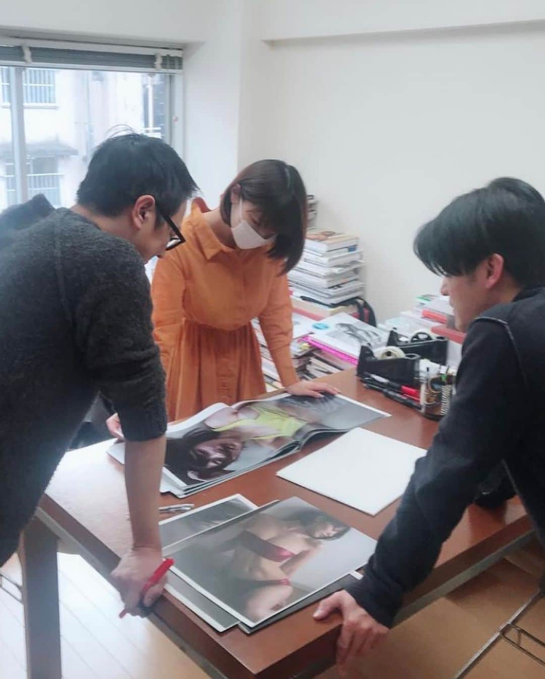 岸明日香さんのインスタグラム写真 - (岸明日香Instagram)「仲良しのアンディの写真展へ。。 写真への探究心が本当に尊敬レベル🥺 アンディの写真、大好きなんだぁ 皆も3月13日までやってるので東京タワーギャラリーいってください✨ ほのかと行ったよ💕  最後の数枚は週プレさんとアンディとコラボした私の幻の写真集🥰  ND CHOW  Photo Exhibition  Outside the Frame #アンディチャオ」3月6日 22時30分 - aspoo02