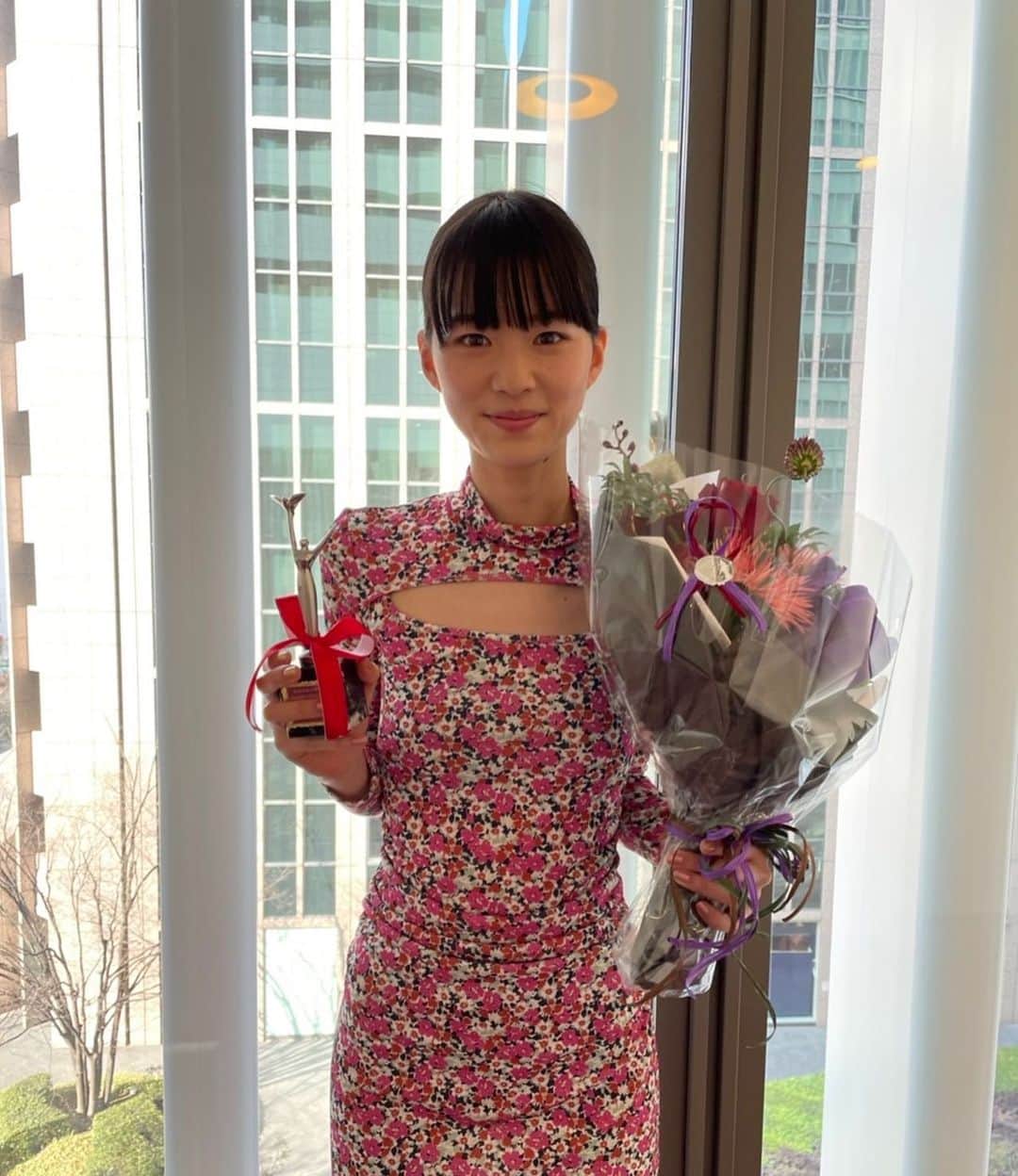 片山友希さんのインスタグラム写真 - (片山友希Instagram)「2022.3.6 おおさかシネマフェスティバル 新人賞頂きました！ 主演女優賞は尾野真千子さんです😆👏  賞を貰いに関西に帰る。 こんなこと誰が想像していた！！？😆 とっっても嬉しいです。 いい日になりました。 トロフィーが小さくてかわいい🏆 ありがとうございます。」3月6日 22時45分 - yuki_katayama1209