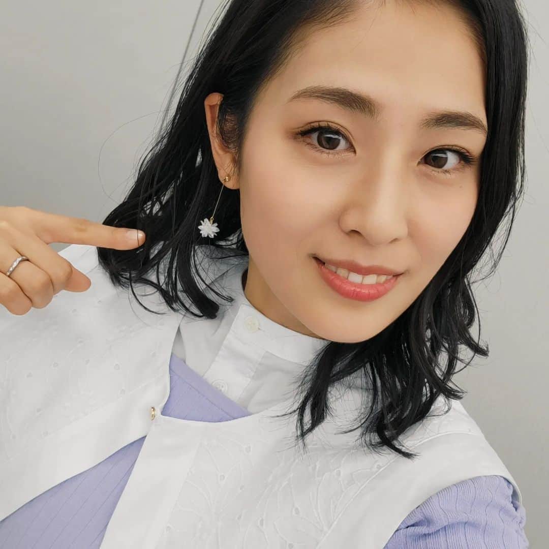 本仮屋リイナのインスタグラム：「衣装で着用させていただいたピアスがかわいかった❇️💓  Abema的ニュースショーご覧くださったみなさま、ありがとうございました😊✨  放送中もドキドキしますが、放送後もネットニュースになっていないかドキドキします😳(笑)  #さて家に帰リイナ」