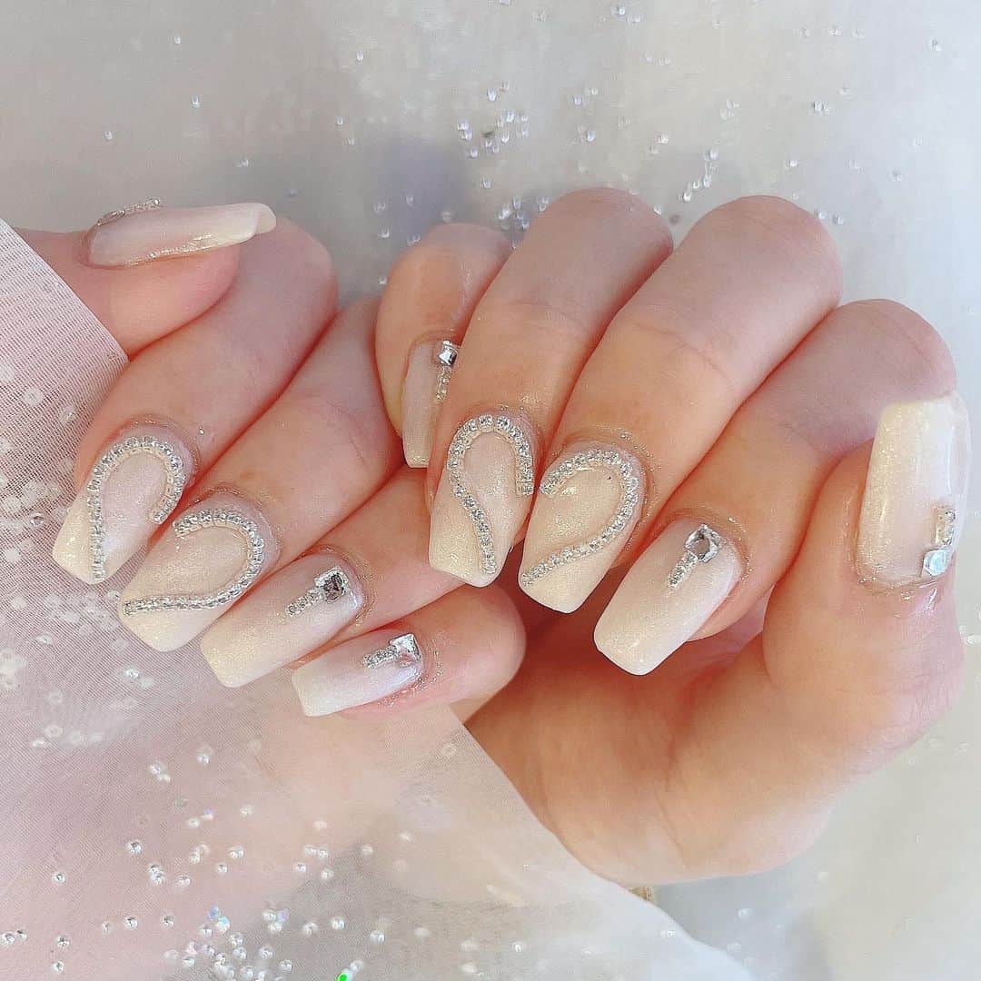 のインスタグラム：「newnail🤍 ハートが可愛い🥺 今回も @elnailsalon で💅 いつも素早く可愛く仕上げてくれてありがとうございます♡ . . 今回はハンドとフットと 同時にマツエクもお願いしたよ✨ 全部合わせて2時間で終わって神。 . . #nail #ネイル #ネイルデザイン #ハートネイル #マツエク #elnail #エルネイル」