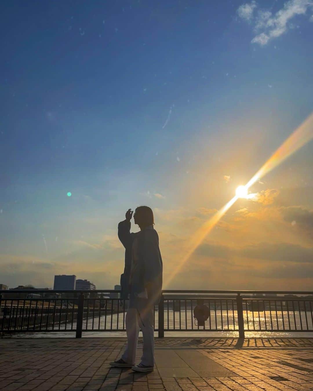 吉田夏海のインスタグラム：「波の音に癒された🌊🌿💫  沖縄行きたいなぁ💭😌🌺  #tokyo #sunset」