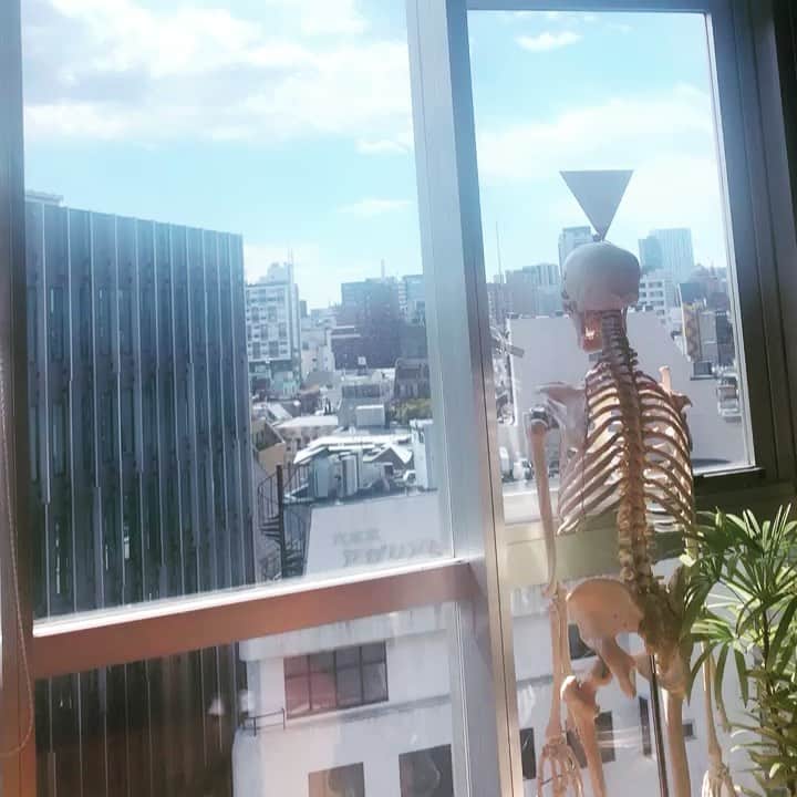 のインスタグラム：「ピラティスを始めて どうか。変わったか▶︎  100回続いたら 書きますね☺︎  達成感を得ると 満足しすぎて 集中が途切れる 習性があるためw  夏の終わりには 100いくかなあ。  プライベートの マシーンピラティス 週1  マットピラティス 週2or3 ホットヨガ 週1 でやっていく。  ま、1番は、 #気持ちいい #好きな理由  たのしみます✨ #ピラティス #ボディメイク2022」