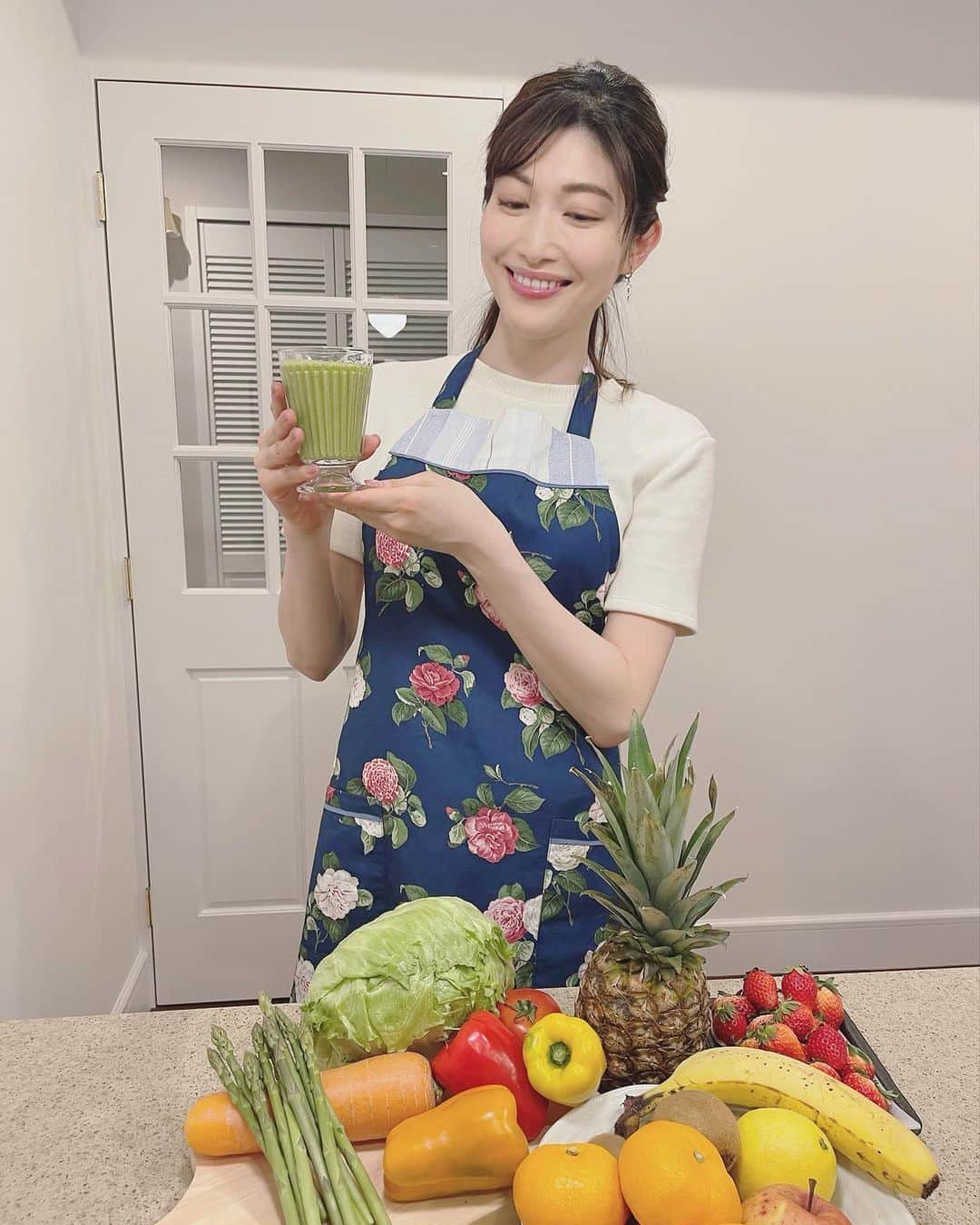 櫻井麻美のインスタグラム：「今週3月8日（火）NHK「あさイチ」 午前8:15〜午前9:55 に出演します🍎 ・ ミキサー特集で、"失敗しないスムージー作りの3つのポイント"を伝授いたします🍹✨ ・ 是非ごらんください♪ ・ ・ #nhk  #あさイチ #スムージー #スムージーの作り方 #失敗しないスムージー #ミキサー #ミキサー活用術 ・ 今回は #スムージーお姉さん（シャキーン！） ではなく #スムージーの専門家 として出演します ・ #失敗しないスムージー作り3つのポイント #櫻井麻美」