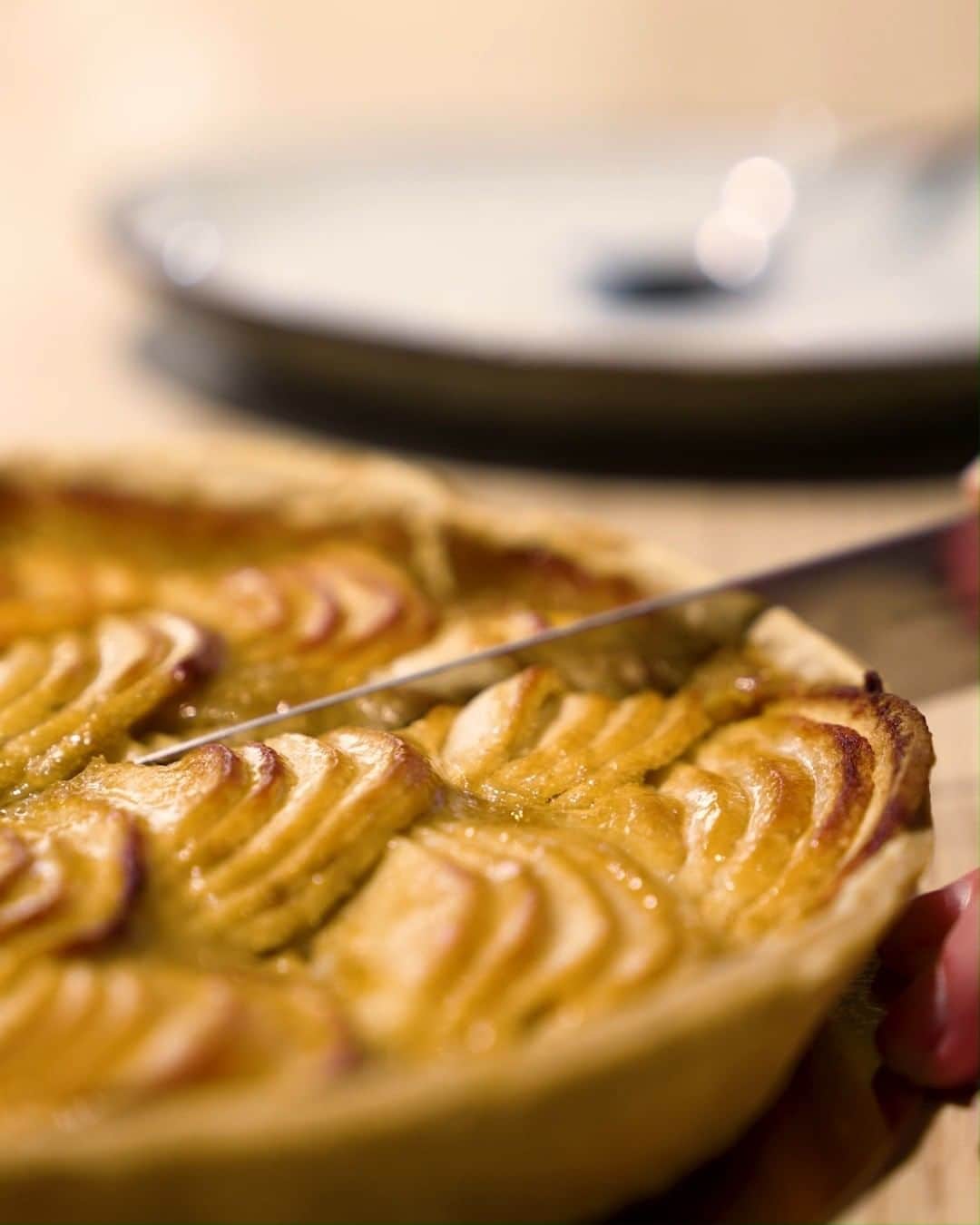 のインスタグラム：「Les recettes de nos grands-mères sont des héritages précieux. Chez Auchan, les tartes aux pommes Filière Responsable qui sortent de nos fours chaque jour sont composées d’une pâte croustillante pur beurre et garnies de pommes du Val de Loire.  Une recette comme nous l’ont apprise nos mamies ! 🍎👵 Nous leur souhaitons à toutes une bonne fête. ❤️」