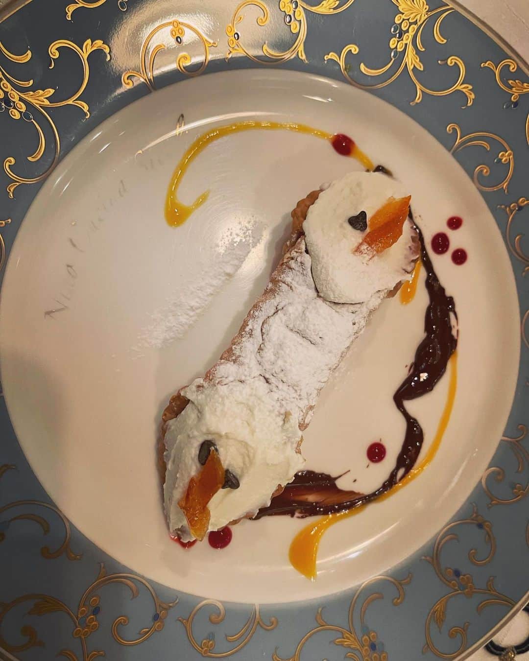 志崎樺音さんのインスタグラム写真 - (志崎樺音Instagram)「・ 最近ハマってるもの紹介  「カンノーロ」  シチリアの伝統的なお菓子みたいです。 甘過ぎる物は苦手だけど、これに入ってるのは生クリームではなくリコッタチーズクリームなので、甘過ぎずとても美味しくてハマりました。ご褒美デザート☕️  いつかイタリアにも行きたいなー🇮🇹  #cannolo  #dessert」3月6日 16時15分 - kshizaki_official