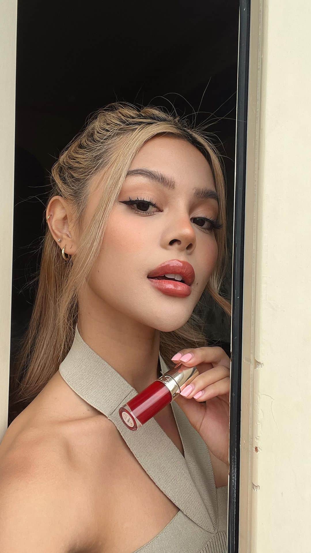 のインスタグラム：「Kissed by nature! A glossy look for Paris this week using the new @ClarinsAus lip comfort oil! 💋Which do you like best? Cherry or Honey? 🍒🍯 .ad」