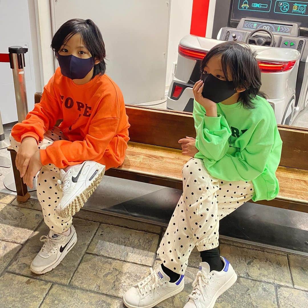 のインスタグラム：「♡ 待ちに待った #キッザニア ダッシュで入って 誰もいない運転免許試験場へ 😂人が集まるまでひたすら 待たされてる😂😂😂 効率良く回ると真逆を行く2人😇 まっ、 服が可愛いし 人がいなくていい感じに写真撮れたからいいや😄 tops pants @bubuolubu  ♡ #キッザニア東京 #双子#双子コーデ#小学生男子」
