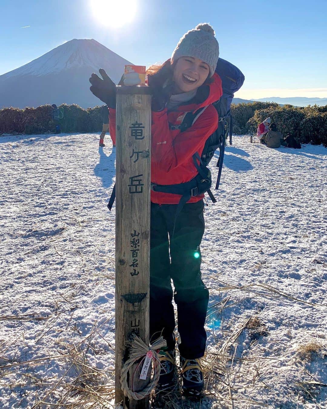 仲川希良のインスタグラム：「NHK「テントを背負って"富士を見に行く"」 ご覧いただいた皆さんありがとうございました！ ・ いかがでしたか？ 番組の締めかな？というくらいの絶景富士山でスタートしてビックリされたのでは笑 ・ ゴールやアクセントとしての富士山ではなく 番組中ずーっと富士山を愛で続けるという珍しい構成になっております ・ 時間を変え角度を変え 2日間富士山と向き合って 改めてこんなにもたくさんの味わい方がひとつの山にあるのかと驚きました ・ しかも今回は「見に行く」だけですから これに「登る」も加えるともうその捉え方は無限大ですね ・ 個人的には「想う」のもまたとても好きな山時間 今年の登り初めだったこの撮影を何度も思い返して 富士山の魅力に浸っています ・ 番組は現在NHKオンデマンドで配信中です！ どなたでもご覧いただけますので 見逃してしまった方はこちらでぜひ絶景をご堪能ください リンクはプロフィールとストーリーズに貼っておきますね ・ ・ 2枚目の写真は竜ヶ岳山頂で声をかけて下さった方々 真ん中の男性は6年前に山を始めて その年私が開催した雪山講習会で雪山デビュー そしてなんと去年百名山を達成されたそうです！ ・ フィールドナビゲーターとしてはなんとも感慨深いご報告をいただけて 偶然の再会に心から感謝したひとときでした 改めておめでとうございます！ またどこかのお山でお会いできますように！ ・ ・ #🗻 #📺 #NHK #テントを背負って #富士山 #竜ヶ岳 #テント泊 #登山 #トレッキング #ハイキング #山旅 #ダイヤモンド富士 #百名山」