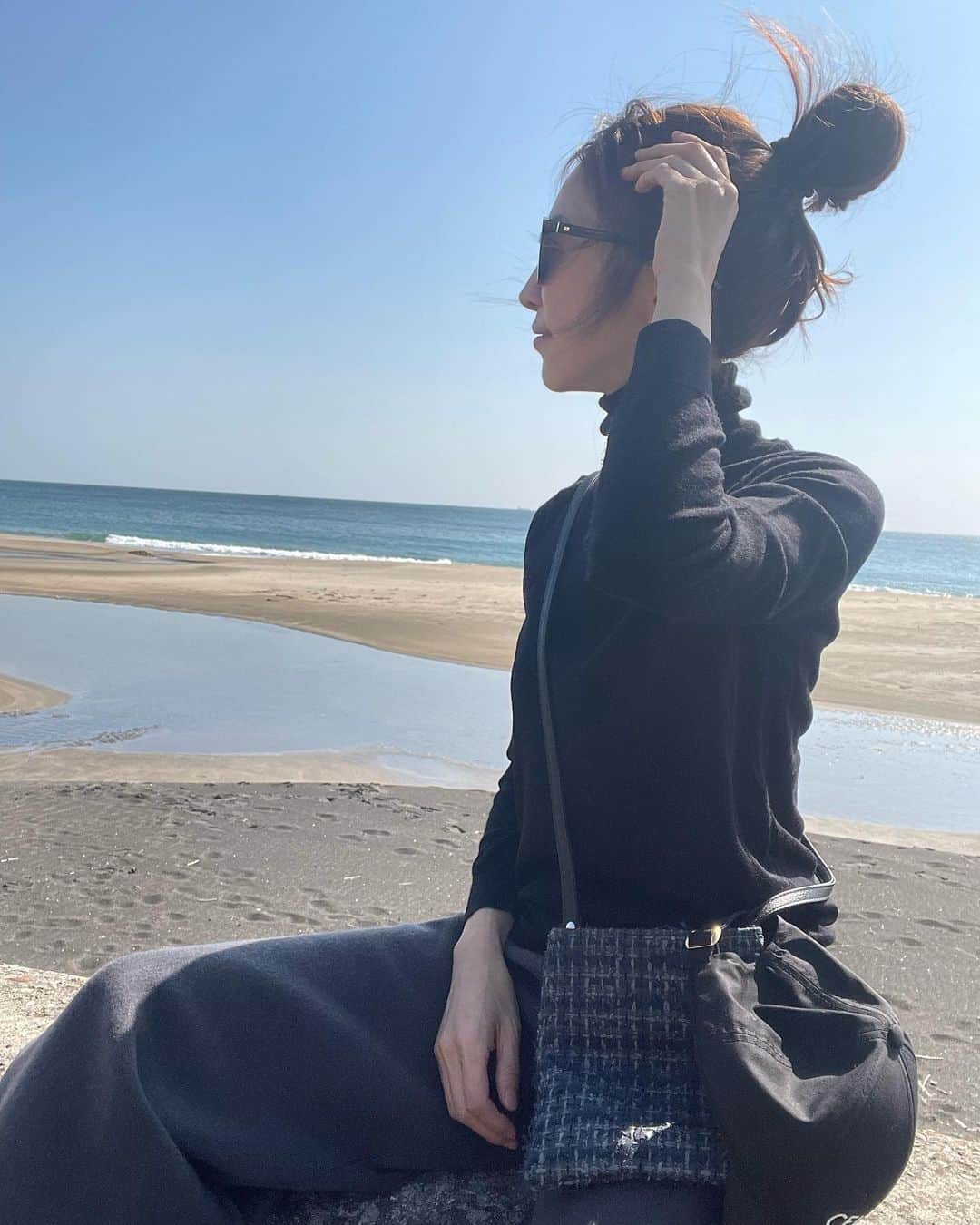 のインスタグラム：「- キャップ被ろうと思ったけど風があって諦めました🧢🤧  気持ち良い☀️🌊  花粉さえなければ、もっと最高なのに🌳」