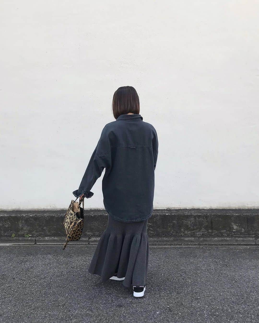 のインスタグラム：「. ⁡ なんだか久しぶりのグレー🐭 ⁡ 年々グレーがしっくりこなくなったけど 顔周りがチャコールグレーなら○ ⁡ スカートのデザイン活かしでワントーン！ ⁡ ZARAのデニムシャツは去年のものですが 今も同じようなのが店舗にありました♪ ⁡ ⁡ tops… #zara skirt… #gallardagalante  shoes… #nike」