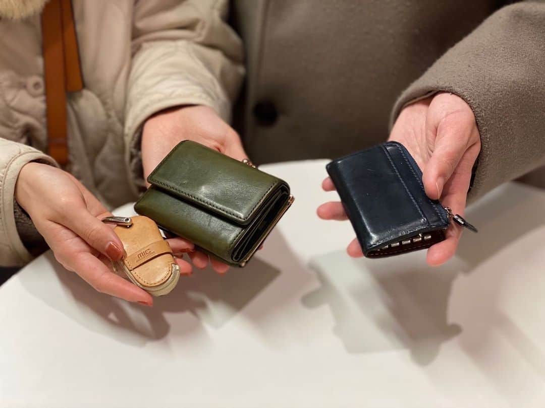 革財布のお店mic 自由が丘店のインスタグラム：「閉店を知ってお越しくださったお客様😭 嬉しいいいいいいいいいい😭😭😭  お二人でmicアイテムを贈りあいっこしてお使い頂いてるようで、お話を聞いていてほっこり＆とても嬉しかったです☺️♡  ピカピカになるまでクリームでケアさせて頂き、最後にお写真を撮らせて頂きました📷✨  とても温かく素敵なお二人で、掲載も快諾してくださり本当にありがとうございます🙇‍♂️  自由が丘店でお会いすることはできなくなりますが、他店舗でまたお会いできたら嬉しいです🥲！  ~~~~~~~   #mic  #革小物とお財布のお店mic  #革財布  #財布  #お財布  #愛用品  #いつもありがとうございます  #革」