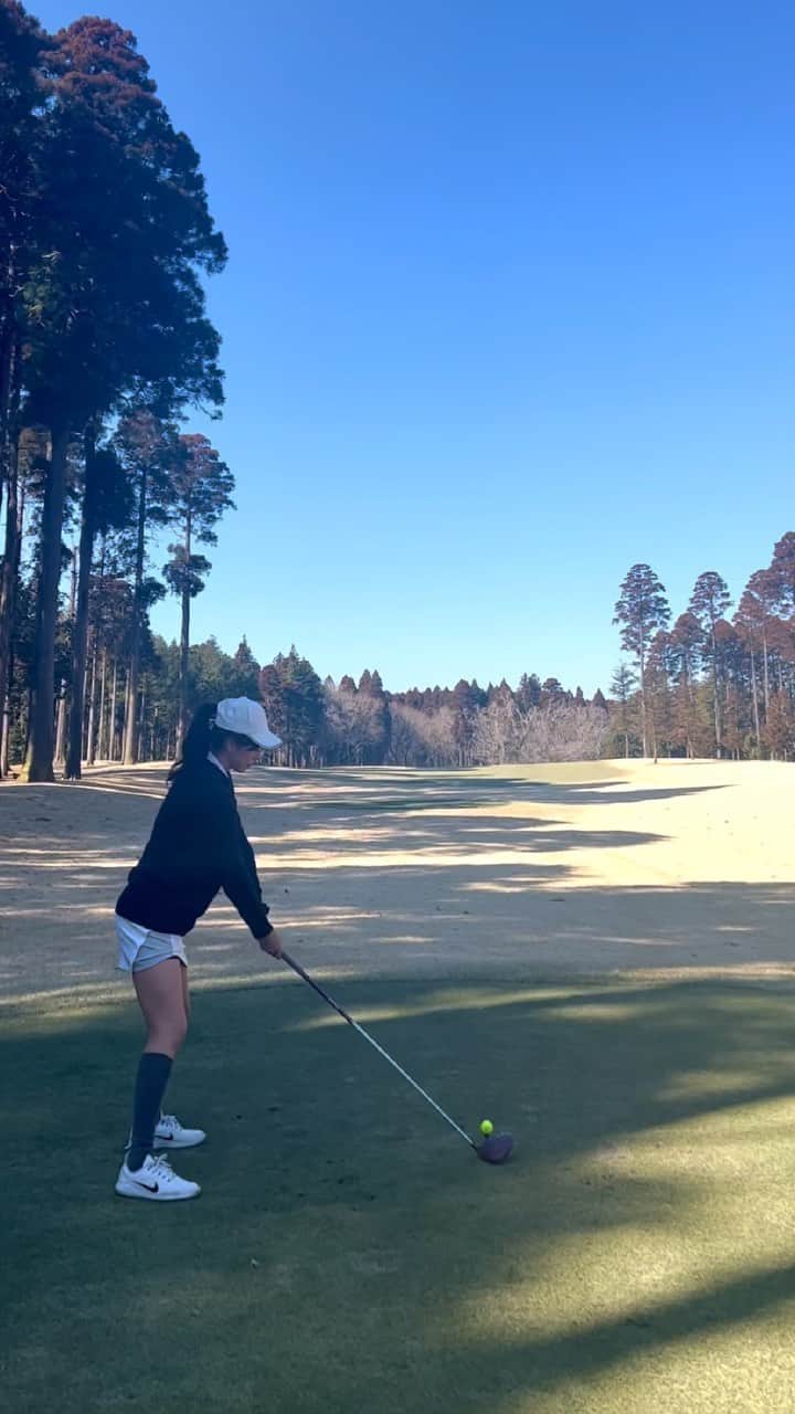 わちみなみのインスタグラム：「ゴルフ⛳️  ドライバーが良すぎました🥺 180-200で、タイミングしっかり覚えて安定させたい…  @harajukugolf_academy 先生の言うことを思い出してゆっくりテイクバックやってきました。  洗礼を受けて しっかりバンカーやった⛳️  グリーン周りたくさん練習したい✨ スコアは107、 今回はドライバーの練習の成果が出て嬉しいです☺️  #ゴルフ #ゴルフウェア #golf #golfwear #golfswing #ゴルフコーデ #골프웨어　#골프사랑」