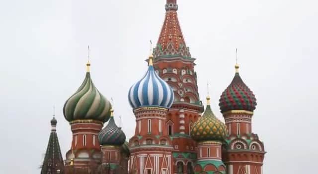 タチアナ・ナフカのインスタグラム：「Не трогайте Россию, господа! Ей больно и без вашего укора. Она по части самооговора Себе не знала равных никогда.  Не трогайте Россию, господа! Что нужно Вам, и сытым, и одетым, От той страны, что, выручив полсвета, Сегодня и печальна и бедна.  Припомните, как Вас она спасла В годину разрушительных набегов. И вот теперь не с вашего ли брега Несется равнодушная хула?  Не трогайте Россию, господа! Теперь Вы славословите правдивость, Но слепо верить в Вашу справедливость – Занятие, достойное шута.  Россия не бывает неправа. Уставшая то плакать, то молиться, Она простит и вора, и блудницу, Простит и Вас за глупые слова.  Она простит, а мне до склона дней – Стыдиться Вас в смятении брезгливом За то, что Русь по выкрикам визгливым Узнает о Болгарии моей.  Не трогайте Россию, господа! Ведь Вы её не знаете, невежды. Великая терпеньем и надеждой, Она – иному миру не чета!  Не трогайте Россию, и она И в этот раз уверенно и гордо Без лишних фраз решит свои кроссворды, Пречистою от зла ограждена.  Да Вы её должны благодарить Уже за то, что есть она на свете, За то, что Вам и Вашим детям Одну судьбу с её судьбой делить.  А коль помочь не можете – тогда Изыдите, хотя бы не мешая. Иначе – за себя не отвечаю. Не трогайте Россию, господа!!!  Автор этого прекрасного стиха на видео поэт Дончо Нанов Дончева, гражданин Болгарии, страны, которая является членом НАТО и ЕС.  А я горжусь тем, что я русская и живу в нашей Великой стране!」