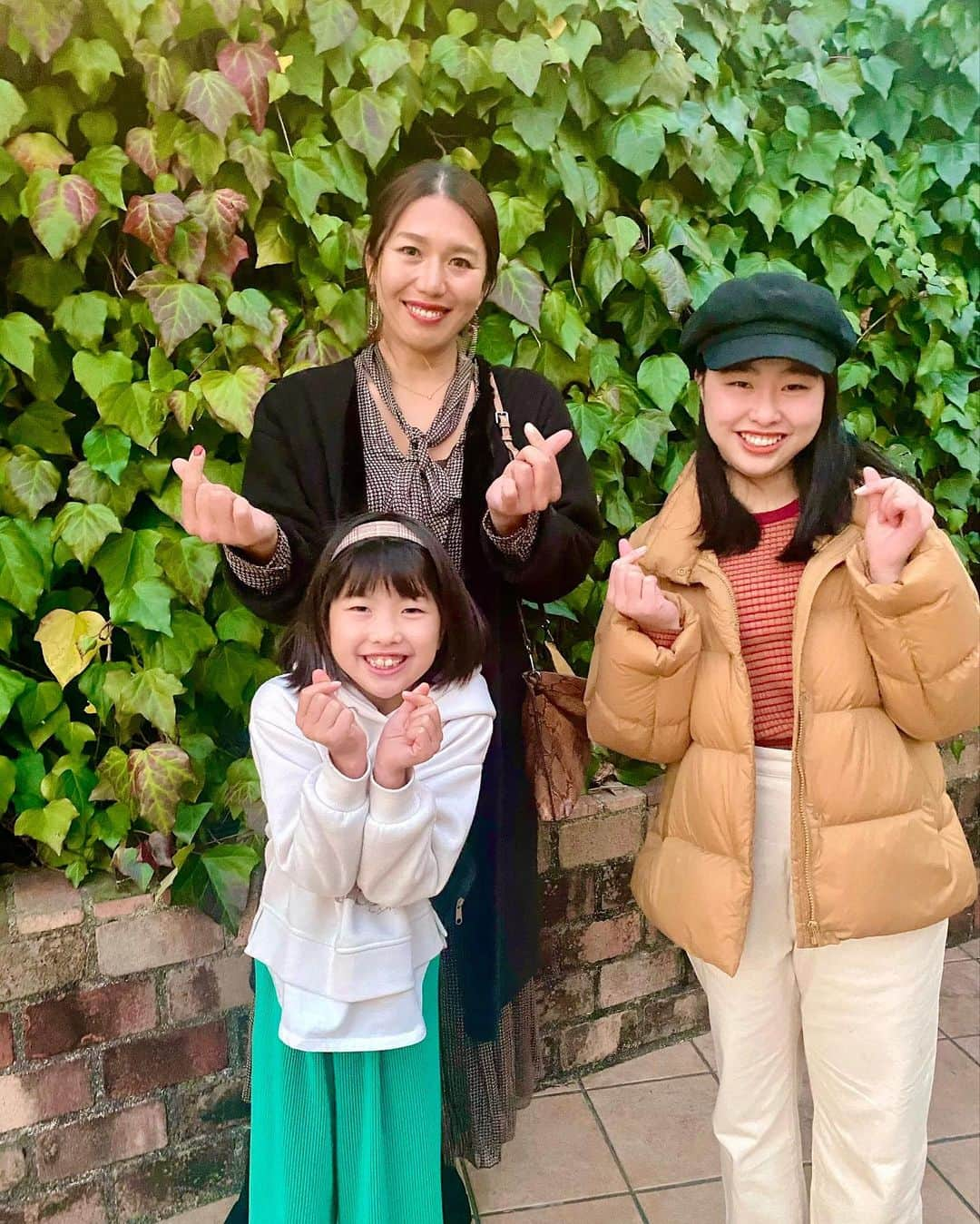 宮川紗麻亜のインスタグラム：「🌻 ちょっと前に久しぶりに会った、友達の子供達。 どんどん成長してきてビックリ🤩 そりゃ私達も歳取るわけだぁ〜！笑  子供達にサマーちゃんが1番結婚遅いかもね…って言われた！笑 小学生と高校生より遅いかもって… アリエル〜🤣  この日長男は不在。バレーボールの練習だってー！！ バレーボールやらないって言ってたのに、何だか嬉しいね🎶  #八王子実践 #同級生 #バレーボール部 #volleyball #バレーボール #배구　 #🤞❤️ #좋아」