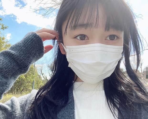 横溝菜帆のインスタグラム：「.  いつも、いいねやコメントをありがとうございます。 感謝の気持ちでいっぱいです☺️  だんだんとぽかぽかした天気になってきました☀️ 暖かくなってきたのは嬉しいのですが 花粉症が辛くなってきました...🤧 花粉症の方、一緒に乗り越えましょう！！　　　　　　　　　　　　　  久しぶりに髪の毛を切ってきました。 前髪も短くなって、視界が広がりました👀 ピアも最近カットしてさっぱり🐶」