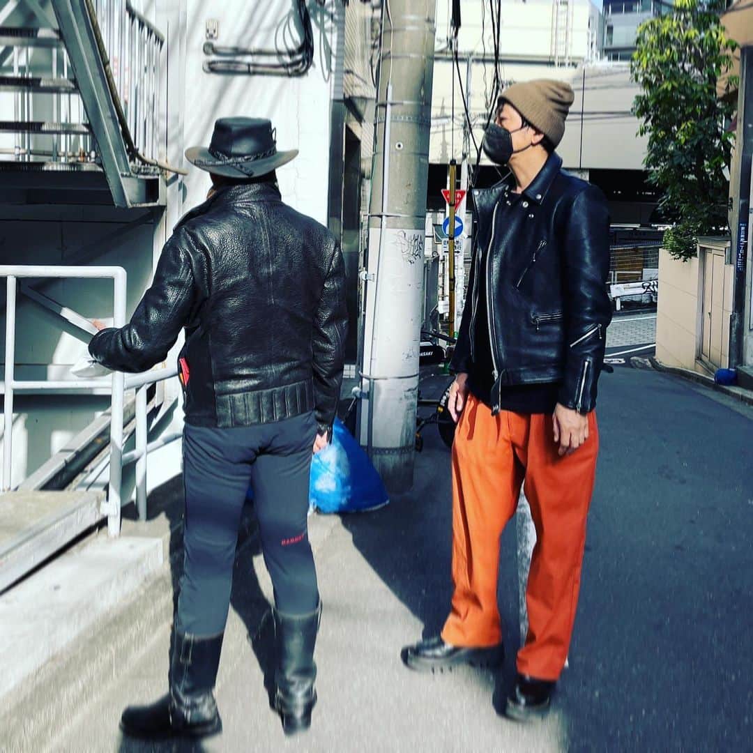 月に吠える。のインスタグラム：「春の午後 父と戯れる  #大森南朋  #麿赤兒 #篠原勝之 #空っぽ展」